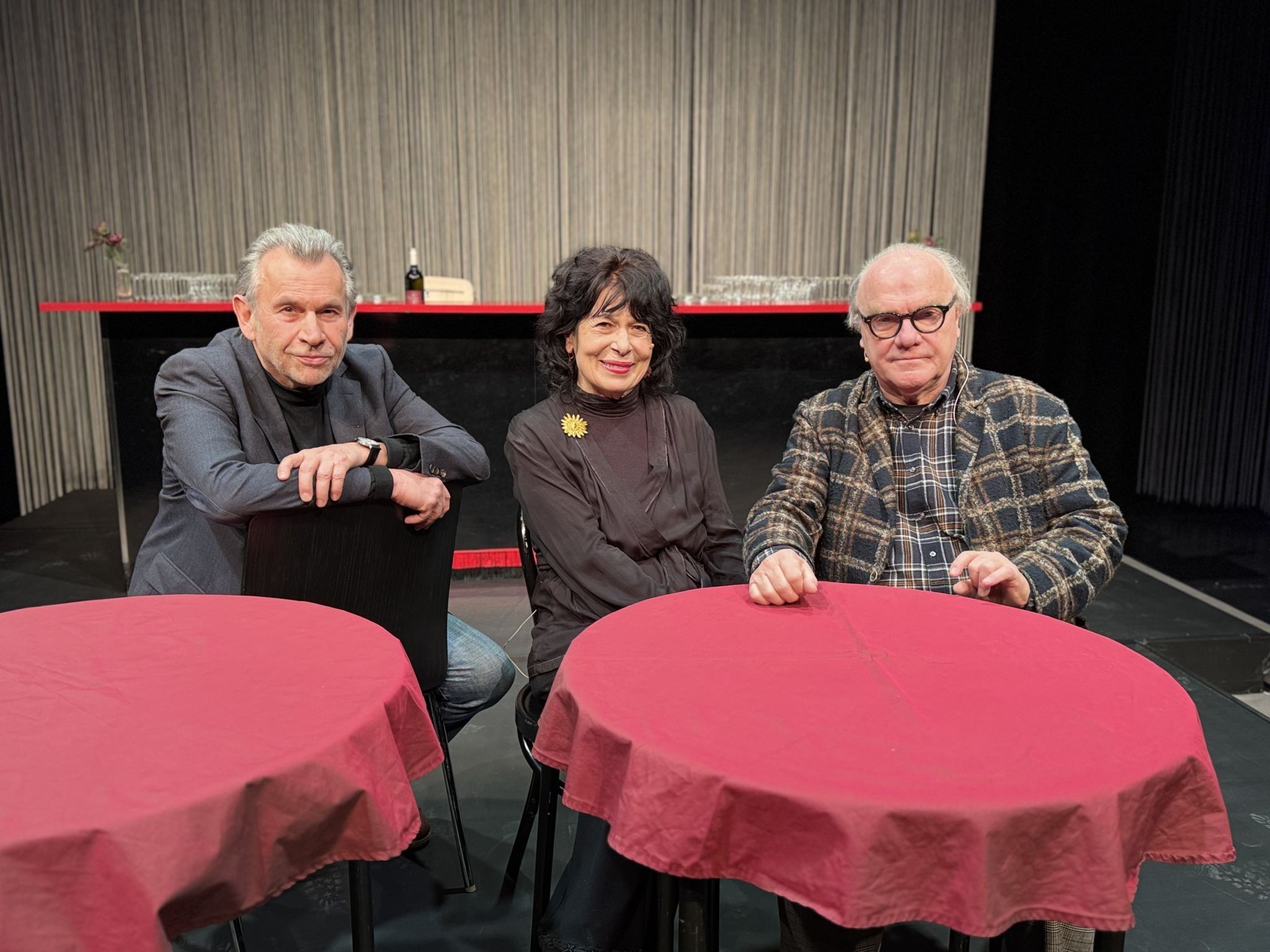 Gastgeber Hubert Dragaschnig mit den beiden Autoren Monika Helfer und Michael Köhlmeier bei der Lesung im Theater Kosmos.