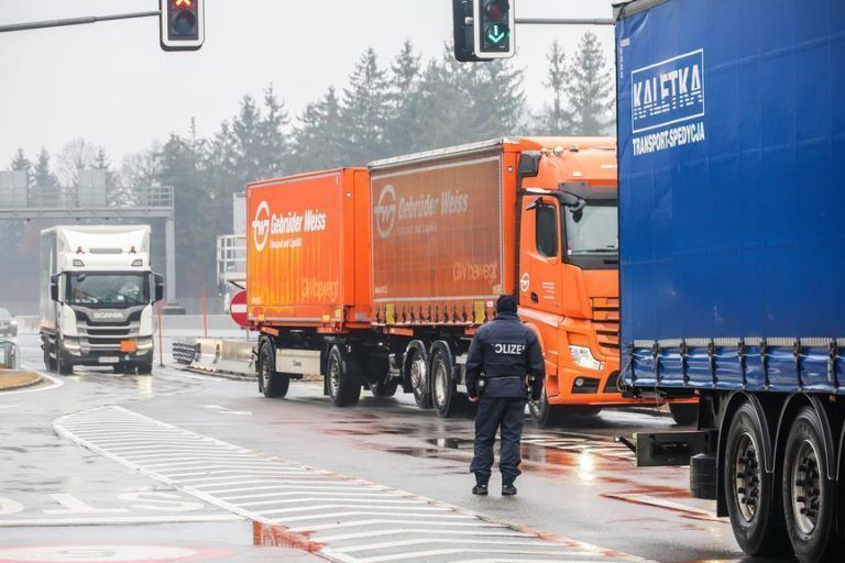 Lockere Radmuttern, gerissene Bremsscheibe: Kontrollteam stoppt mehrere Lkws auf der A14