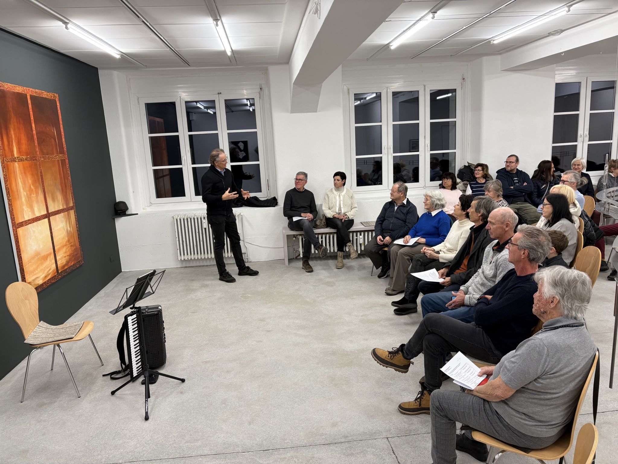 Roland Haas informierte kurz über die laufende Ausstellung und begrüßte den Künstler Ghenadie Rotari.