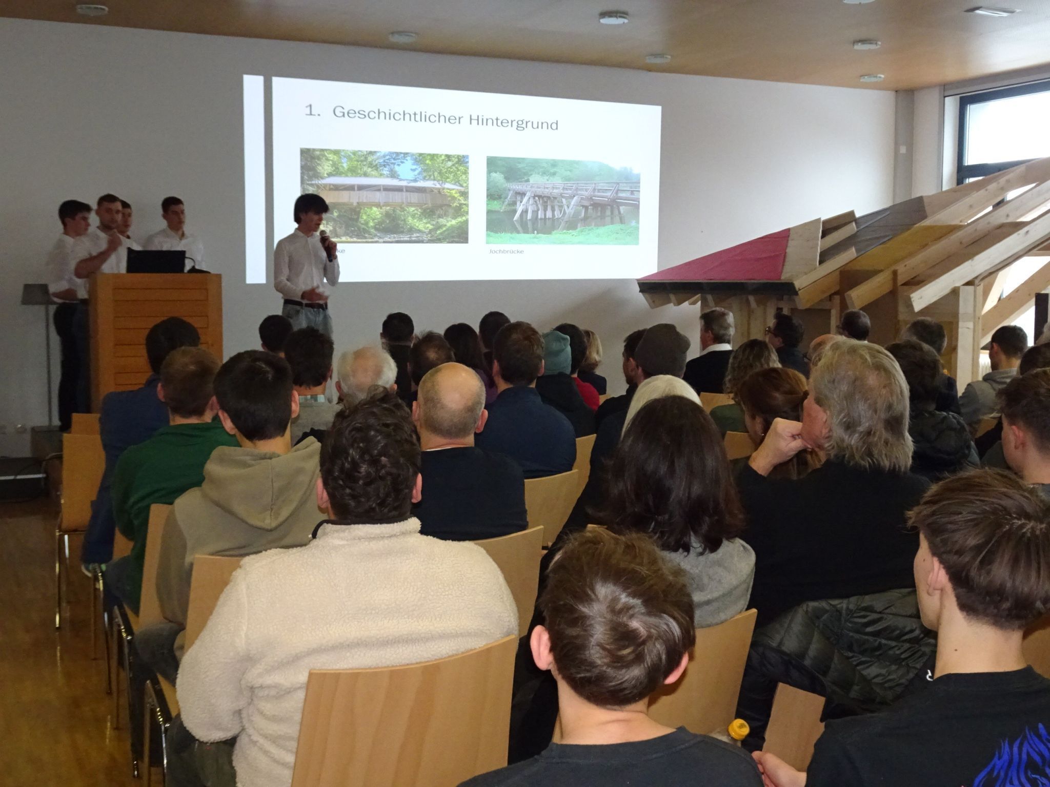 Die Abschlussklassen zeigten die Bandbreite der vierjährigen Ausbildung im Holzbau.