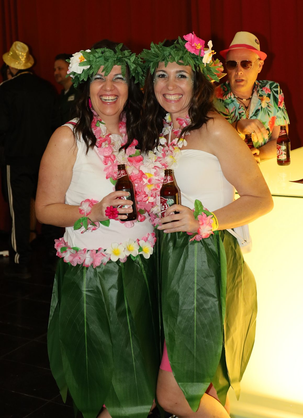 Simone (li) und Andrea beim Fuassballerball