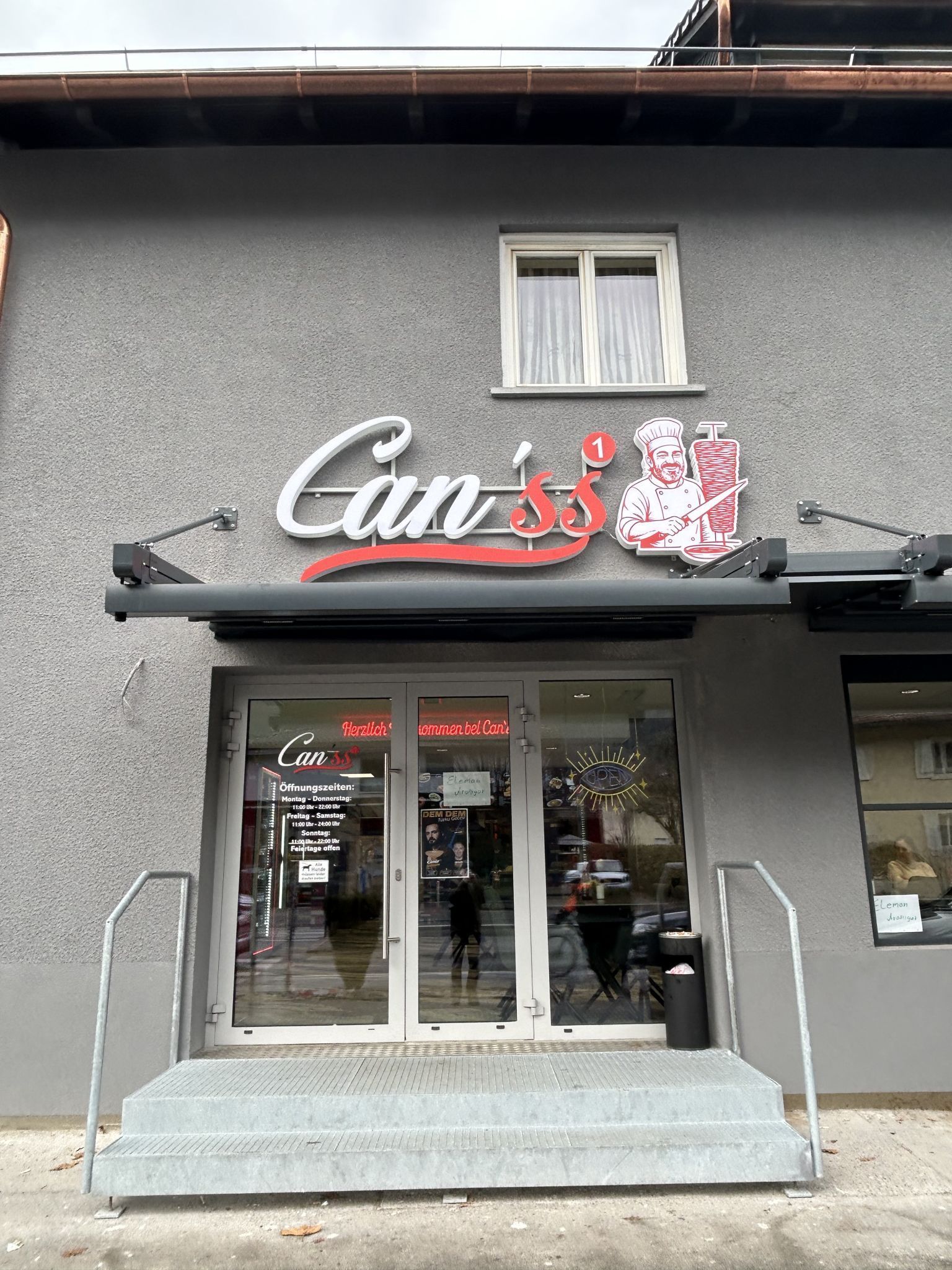 1 Bildschirm mit Livekamera 2 Bistro von außen 5 eigenes Brot 7 Roboter schneiden das Flesich 9 herrliche Tees 10 selbst gemachter Ayran (Bildergalerie)