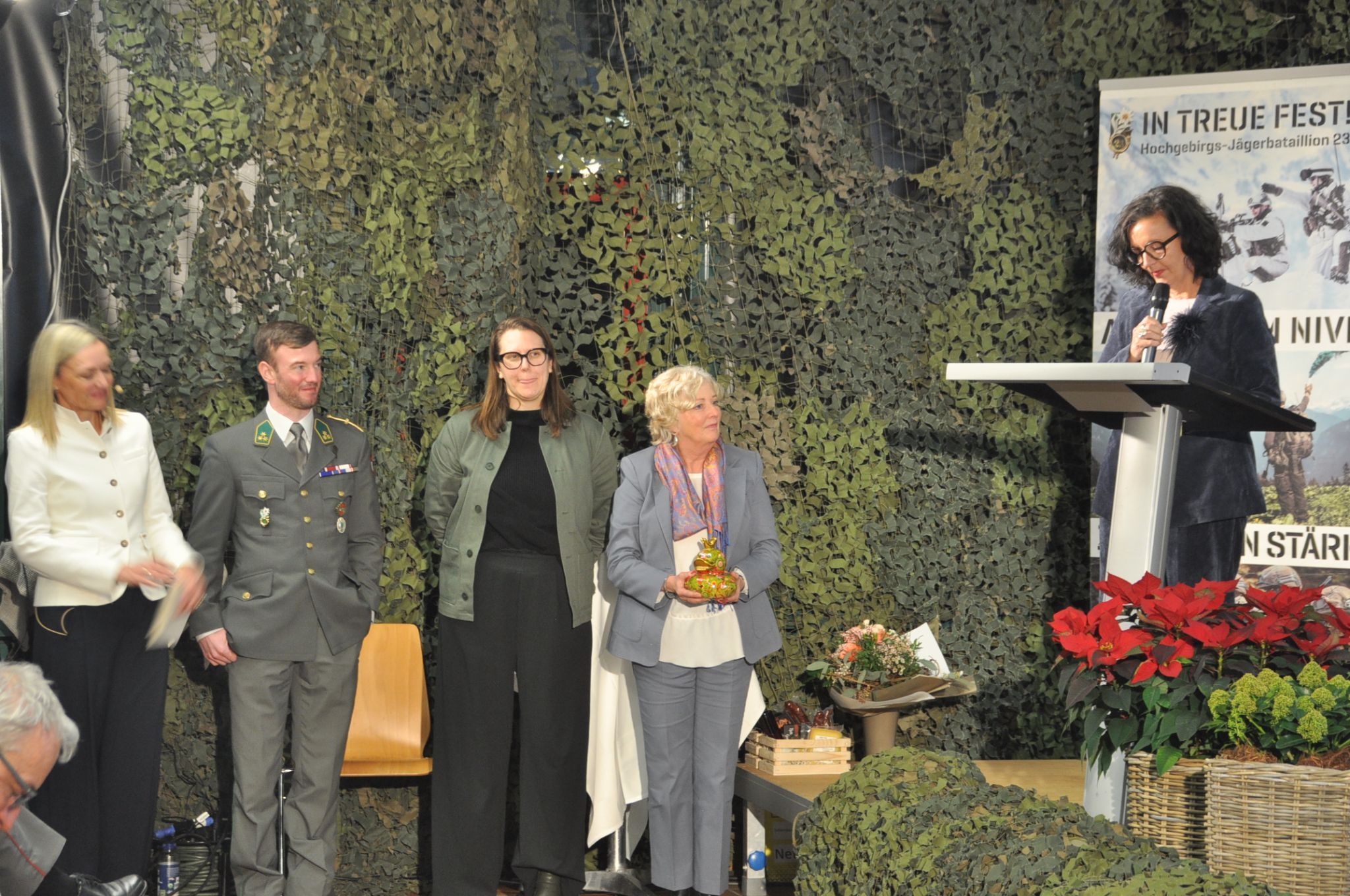 Conny Amann bei der Scheckübergabe