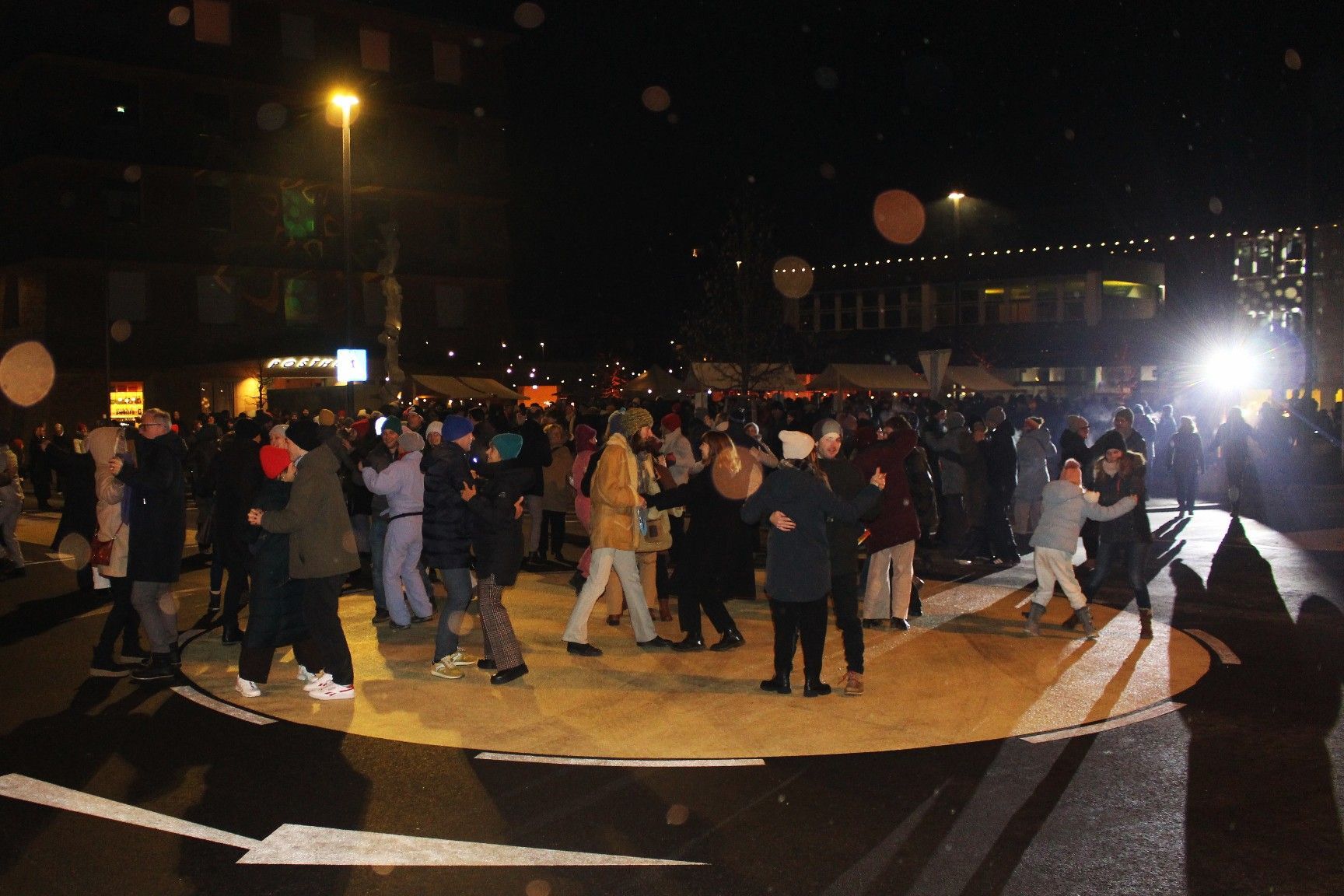 Alles Walzer . . . Zu den Klängen des Donauwalzers strömten viele Tanzfreudige wieder auf den Kreisverkehr.   