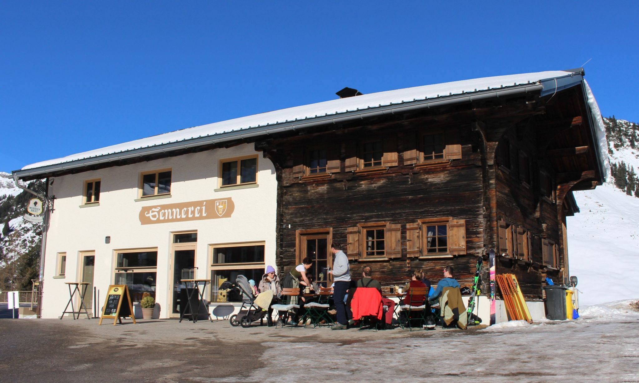 Der Kern der alten Sennerei in Warth stammt aus der Zeit um 1600 – um 1911 wurde das Haus als Sennerei adaptiert, in den 196o-er-Jahren umgebaut und erweitert. 2007 wurde die Sennerei aufgelassen, im Objekt sind heute Gastronomie, ein Shop sowie eine Ferienwohnung eingerichtet.