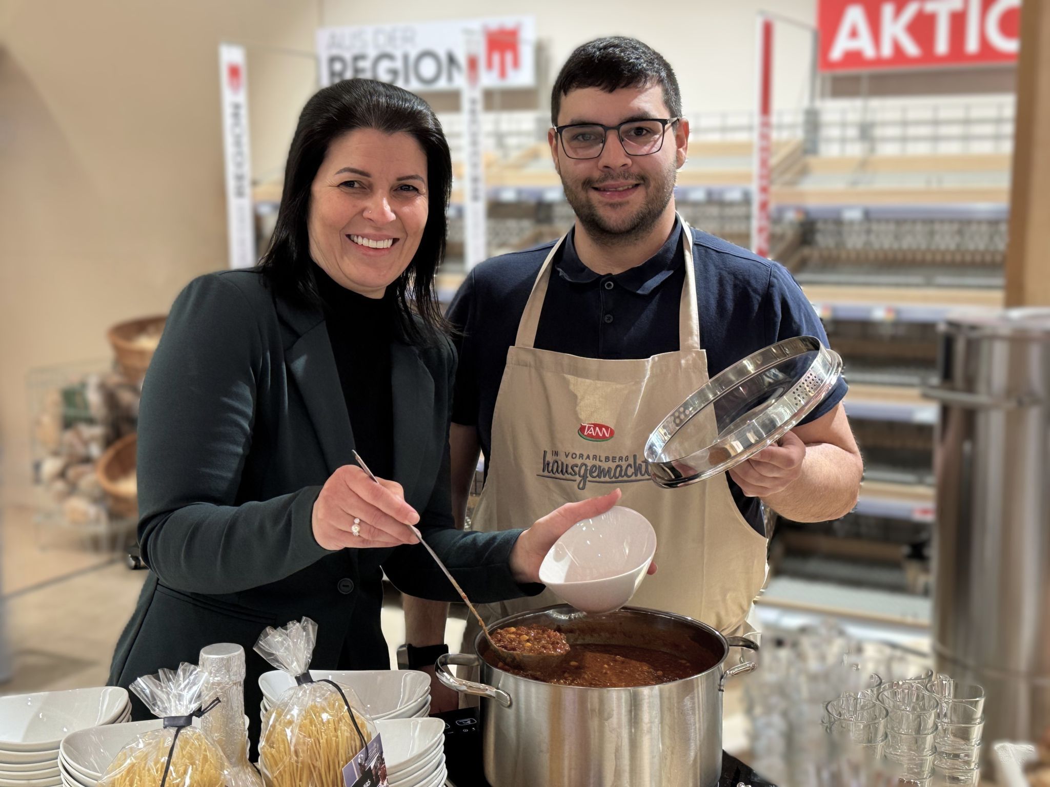 Filial-Organisatorin Vahide An mit Kevin Peter (Tann).