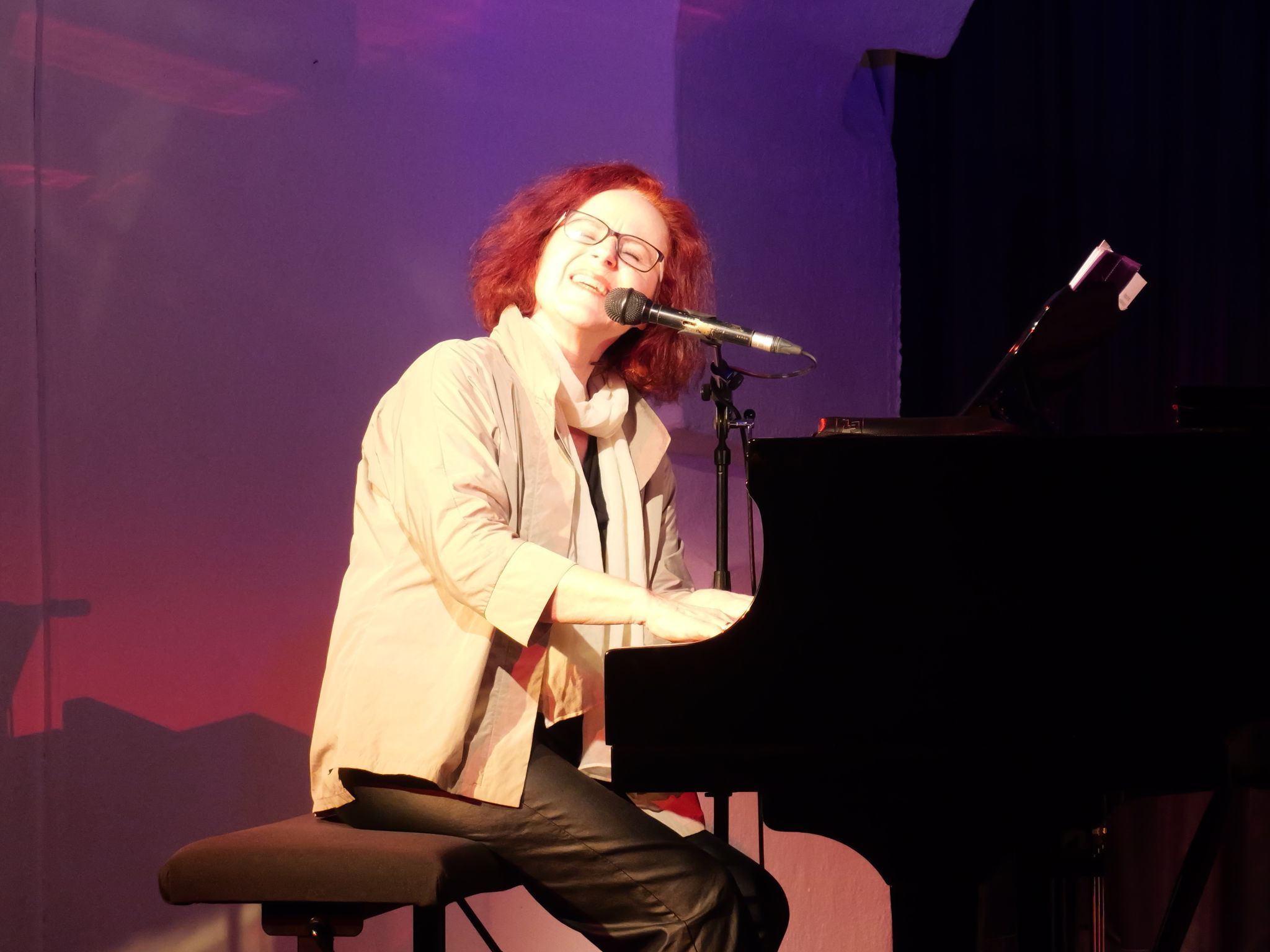 Elfi Aichinger suchte den Austausch mit dem Publikum und bezog die Zuhörer ins musikalische Geschehen ein.