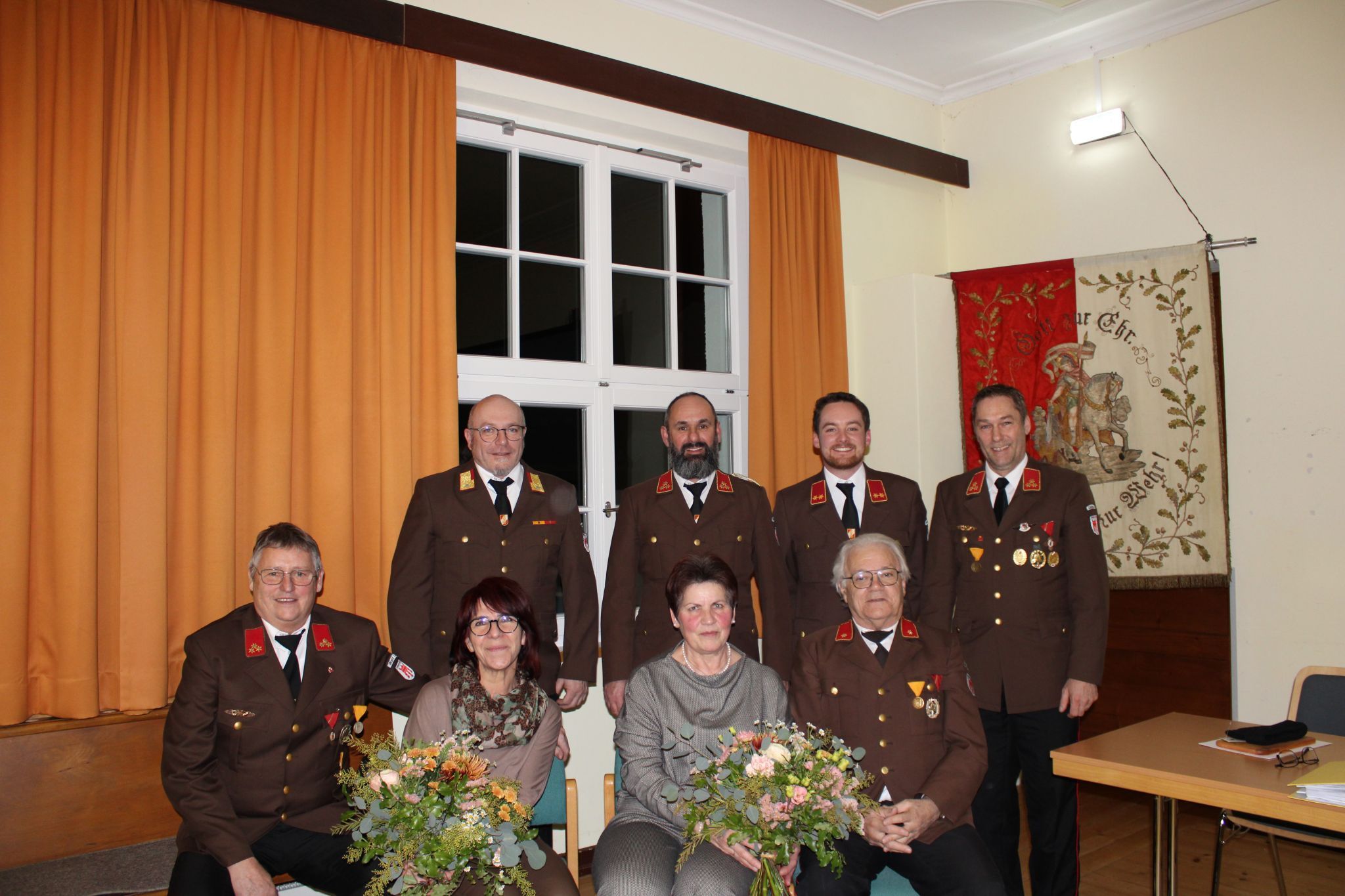 Die Ehrenkommandanten Peter Berthold und Burkhard Kopp (links und rechts außen) erhielten Ehrungen.