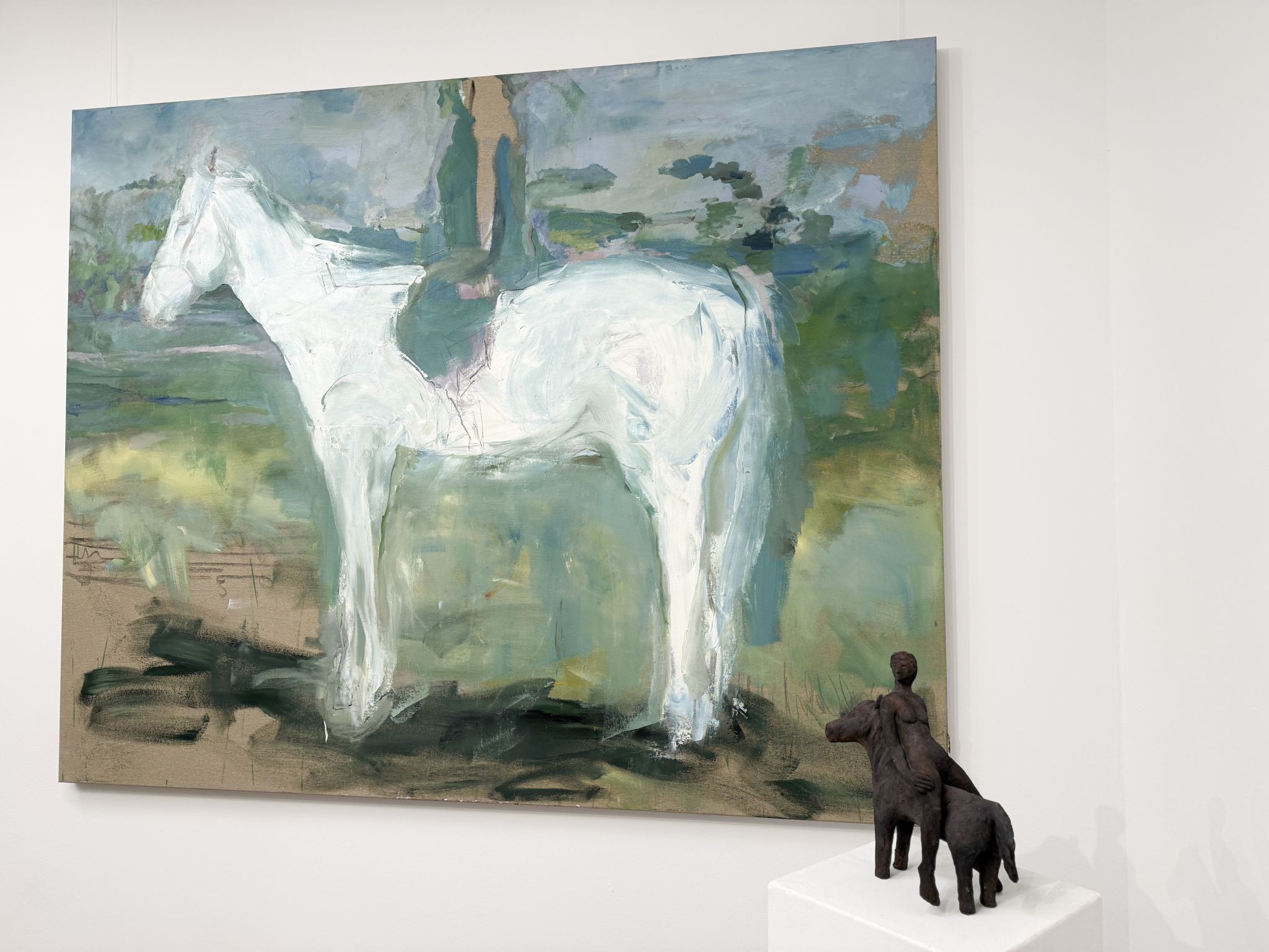 Die Werke von Malerin Mila Veljac’a Plaickner und Bildhauerin Andrea Maria Bauer harmonieren im Zusammenspiel