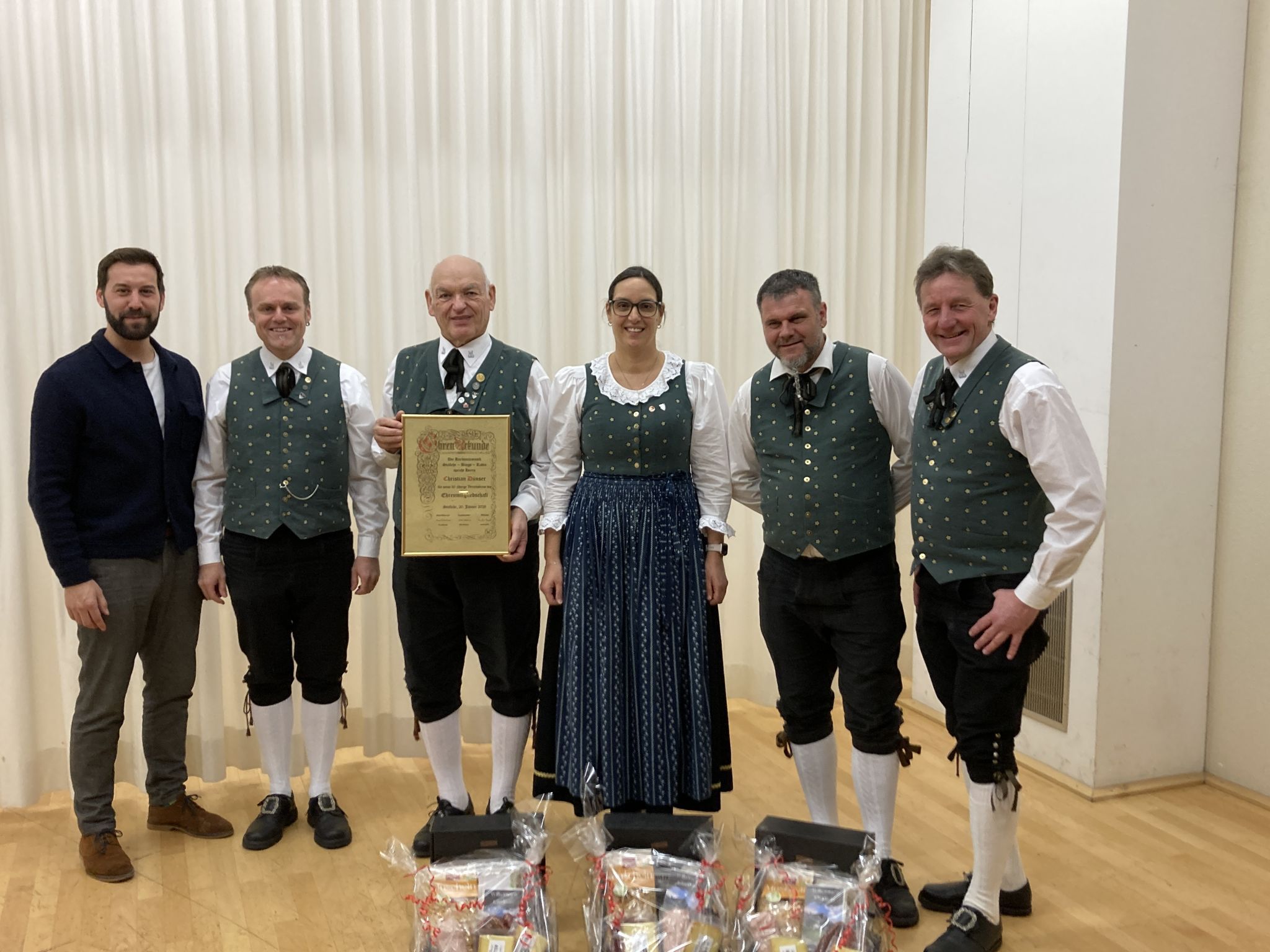 Foto v. li.: Bgm. Simon Tschann, Obmn. Sascha Walch, Christian Dünser, Sabine Bachmann, Markus Micheli und Bgm. Markus Luger