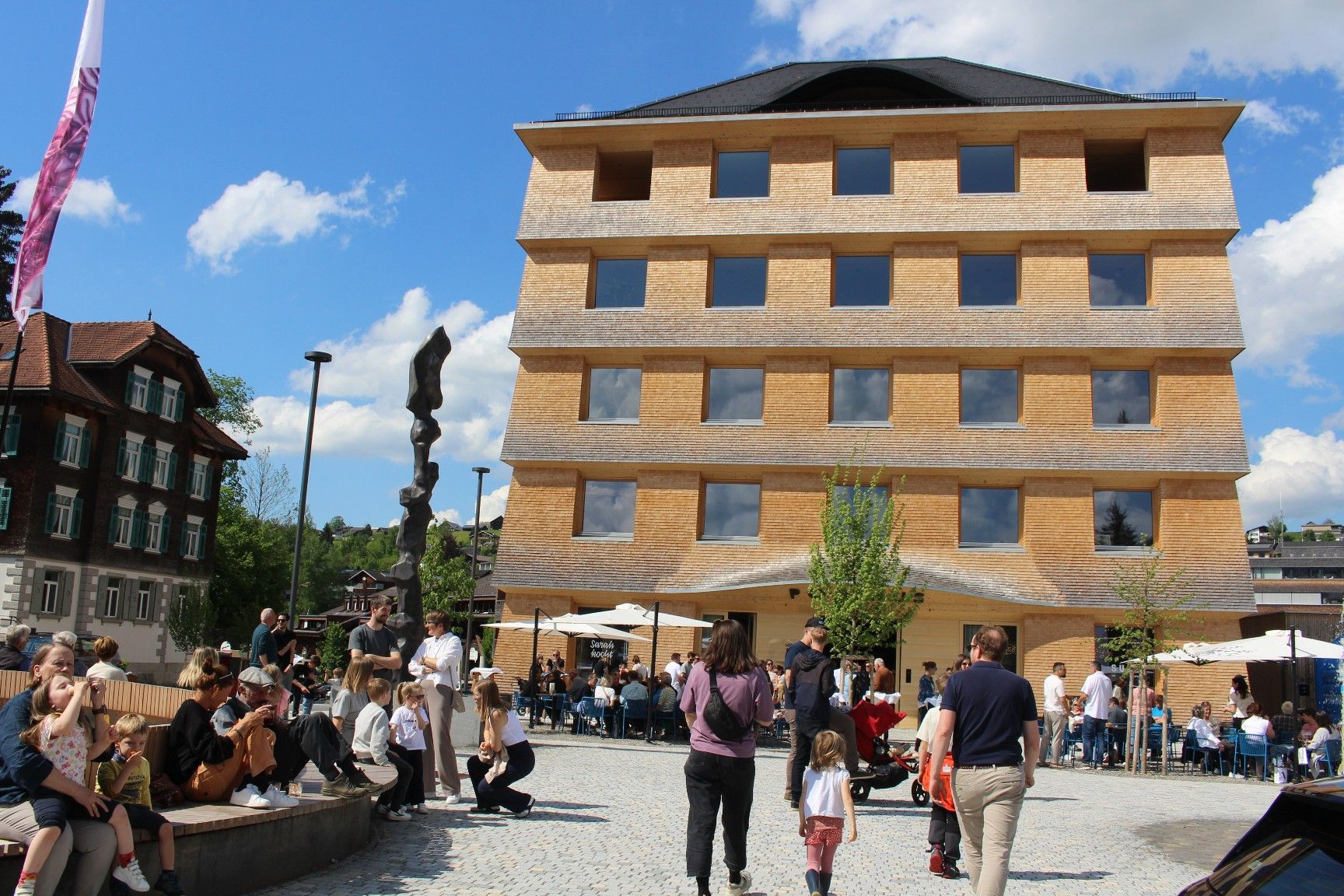 Jüngstes Leuchtturmprojekt von Albert Hager: das Posthus in Egg, für das rund 175.000 Schindeln verlegt wurden.