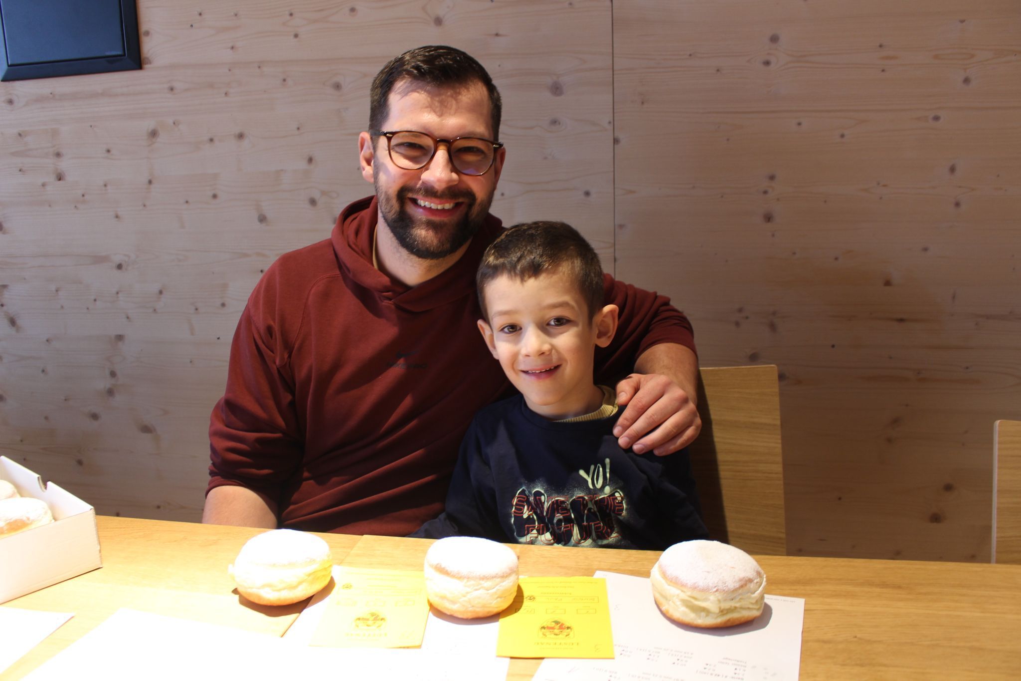 Der Apfel fällt nicht weit vom Stamm: Mario Bentele, amtierender Weltmeister im Bewerb mit der Großkaliber-Pistole Precision Pistol Competition 1500, hatte seinen Sohnemann Paul mitgebracht, der beim Krapfenschießen eine Talentprobe abliefern konnte.   