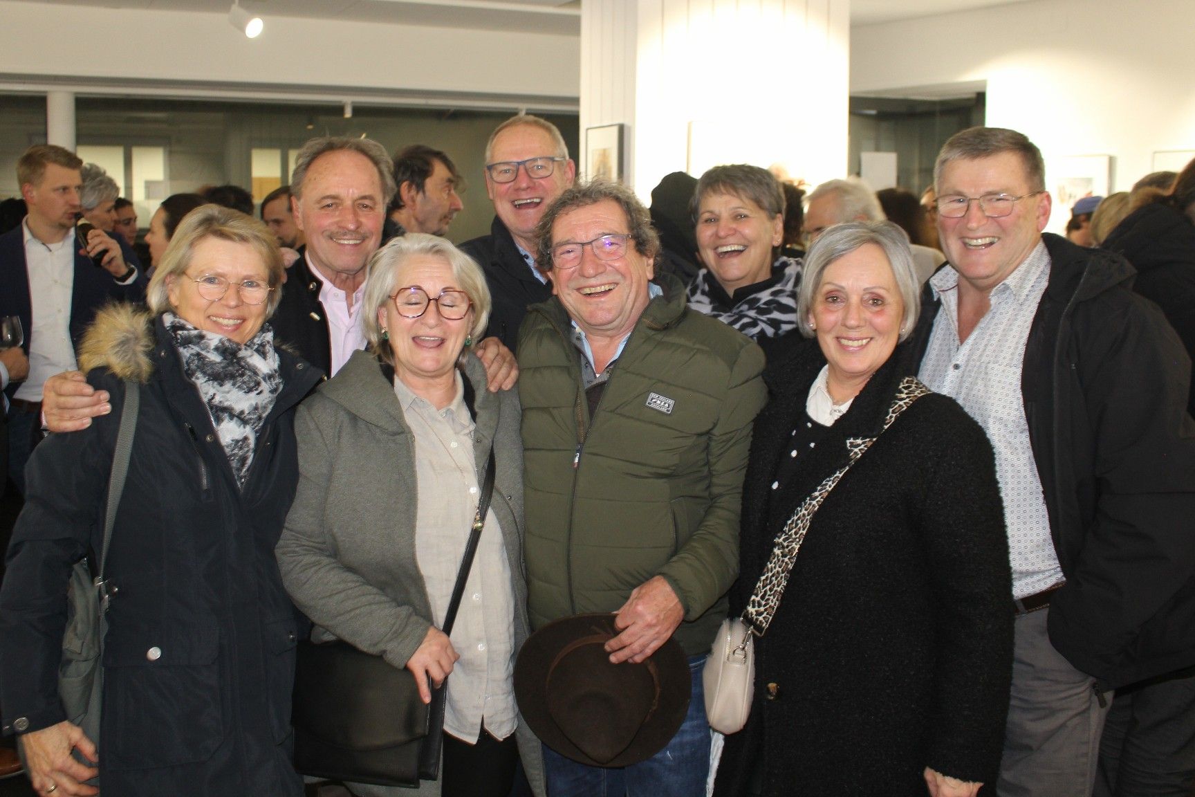 Eine fröhliche Runde aus dem Bregenzerwald, die sich vom Besuch der Eröffnung auch vom miesen Wetter nicht abhalten ließ.   