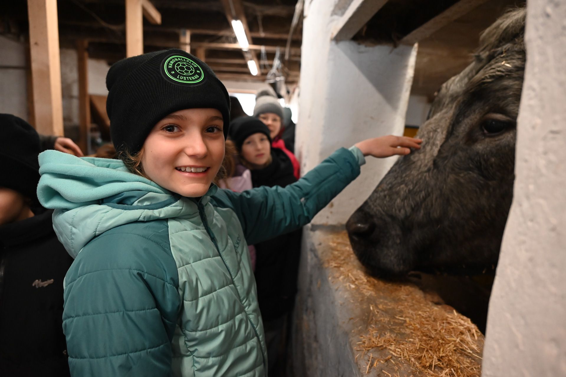 Auf dem Hof von Ruth durften die Schülerinnen all ihre Tiere besuchen und streicheln. 
