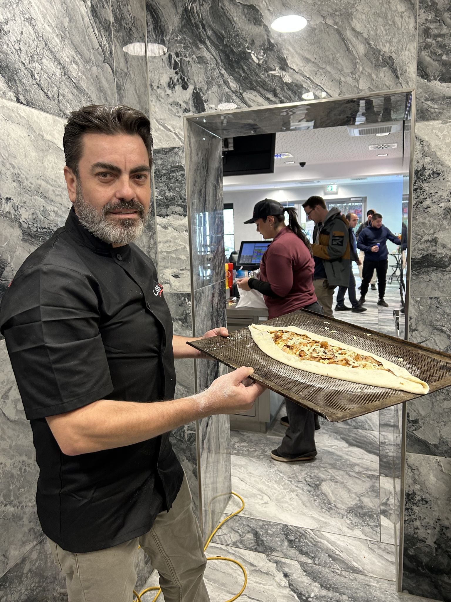 Stolz wird präsentiert