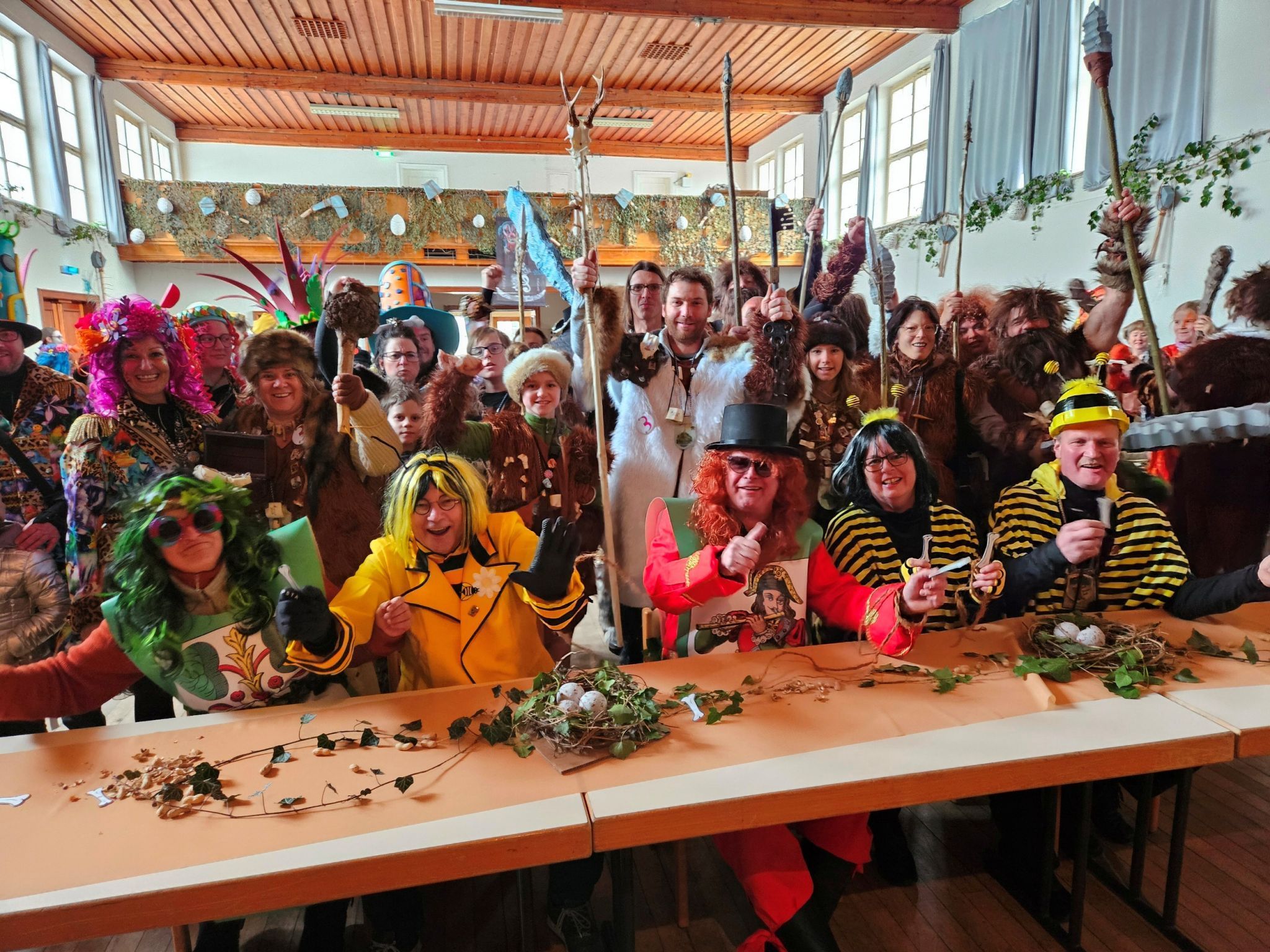 Bürgermeister Frank Matt und seine Gemeinderäte werden mit einem stimmungsvollen Fest öffentlich abgesetzt und erwarten dann in der Festhalle ihre närrische Verurteilung.