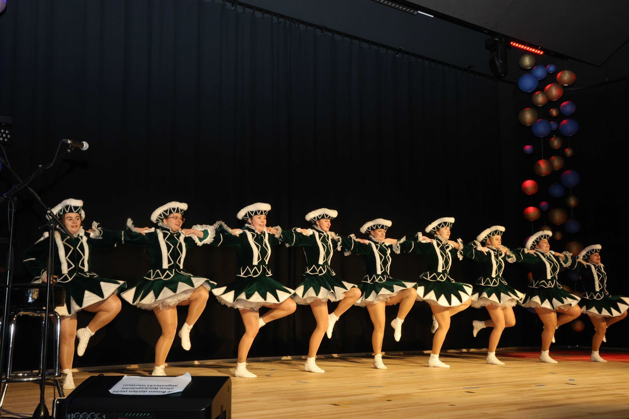Die Lauteracher Gardemädchen in Aktion.
