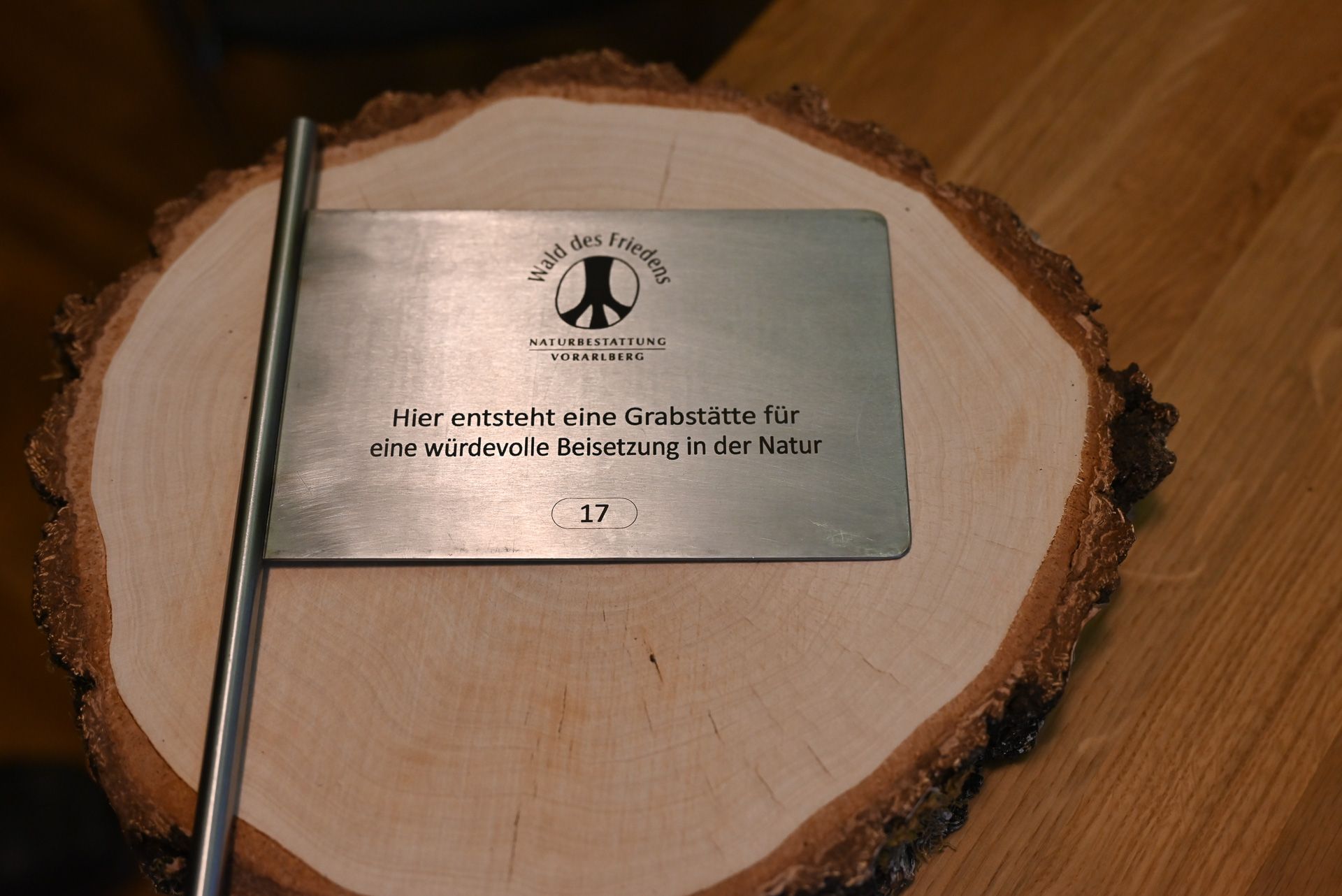 Auf Wunsch des Verstorbenen wird am Baum eine Tafel mit seinen Daten angebracht.