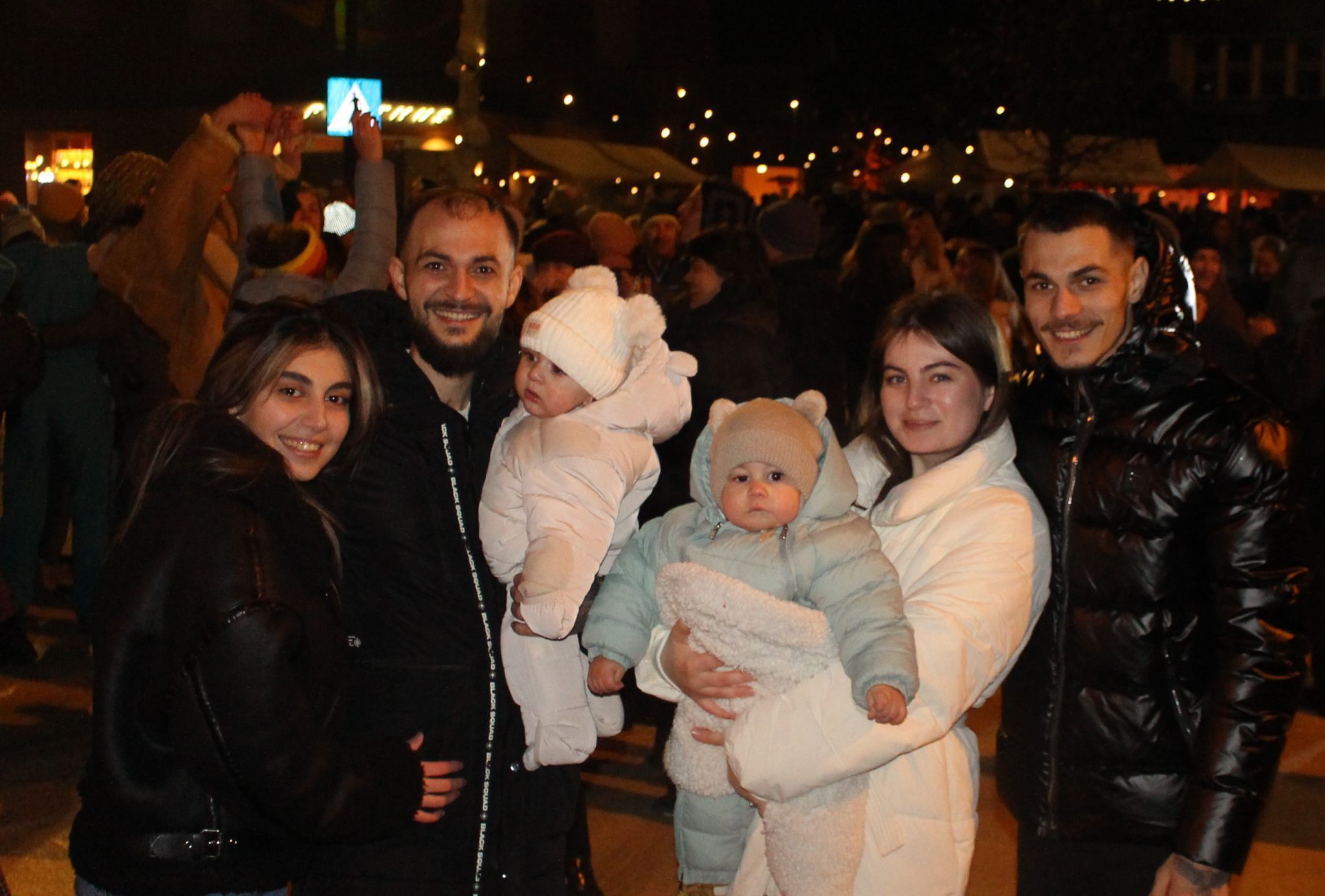 Der sechs Monate junge Adrian (li.) und der drei Monate ältere Mateo, die mit ihren Eltern zur denkwürdigen Egger Silvesterparty mitdurften, kamen aus dem Staunen nicht heraus . . . PETER STRAUSS   