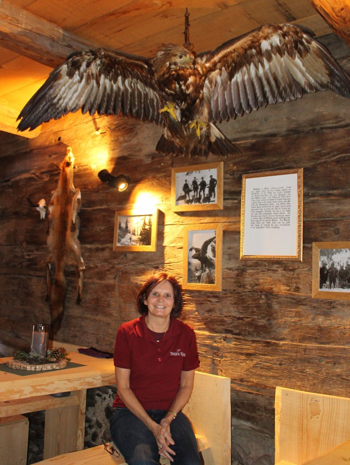 Christiane Hager erzählt die Geschichte, wie der Adler von ihrem Großvater erlegt wurde und wie er später in Nazes Hus gekommen ist.