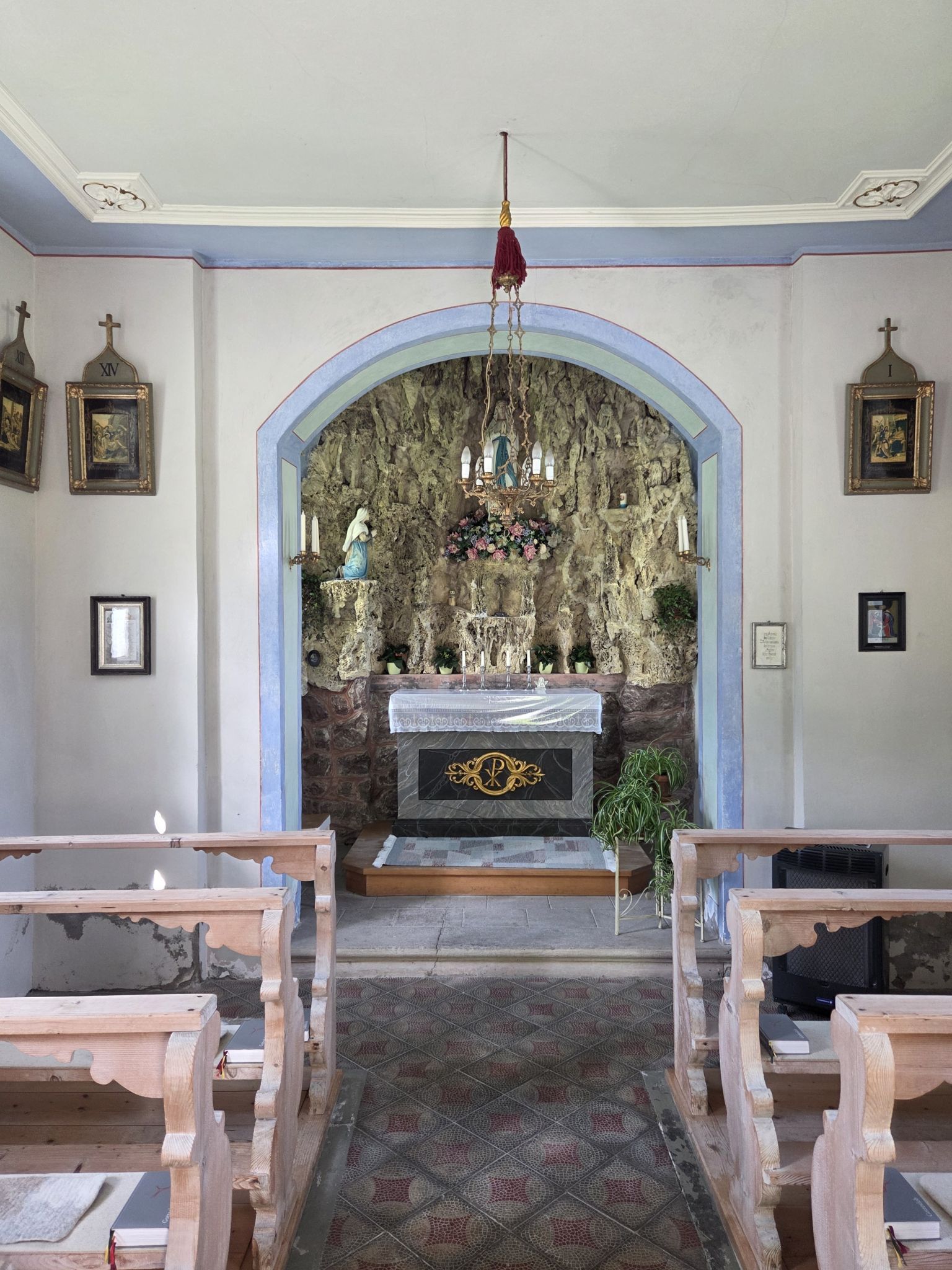 Blick in die Apsis mit der Lourdes-Grotte (Foto: OS)