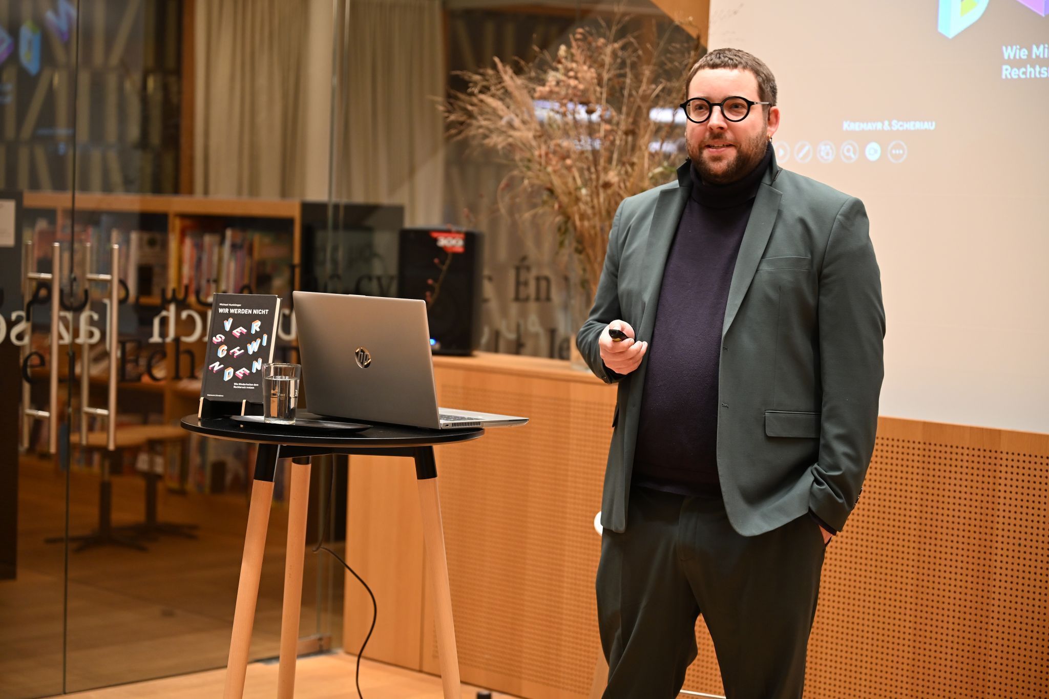 Michael Hunklinger beschäftigt sich mit Demokratie, Queer Politics sowie Fragen sozialer Gerechtigkeit und der Rolle von Diversität in Politik und Gesellschaft.