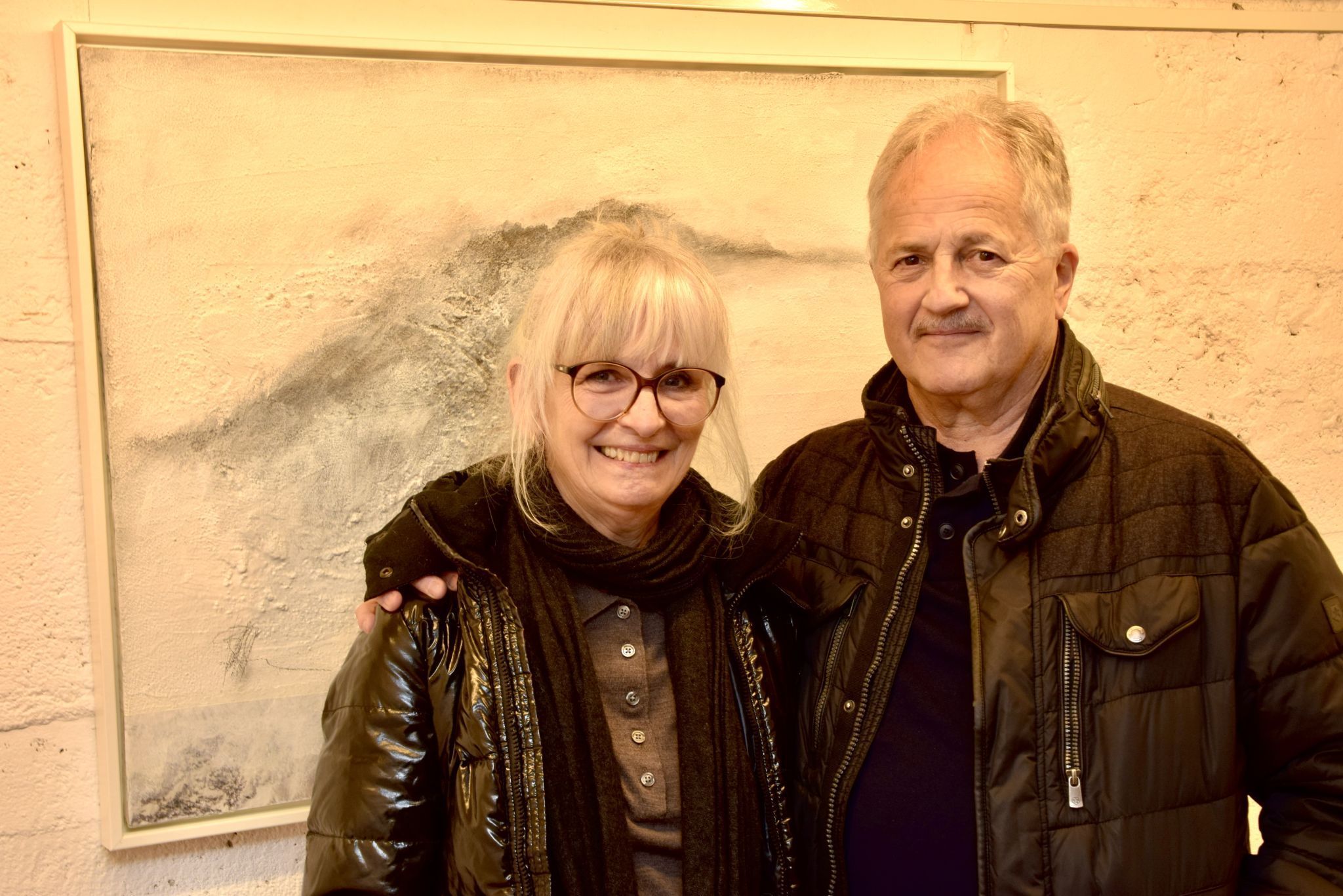 Künstler Alois Galehr mit Gattin Brigitte im Ausstellungsraum mit Werken von Renate Wittwer