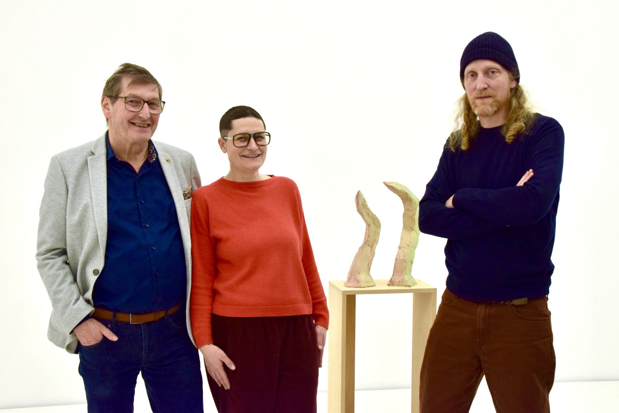 Mit seinen Kunstwerken zeigt Georg Petermichl (r.), hier mit der neuen allerArt Bludenz-Kuratorin Christine Lederer und dem geschäftsführenden allerArt-Obmann Wolfgang Maurer, in der neuen Galerie-Ausstellung 