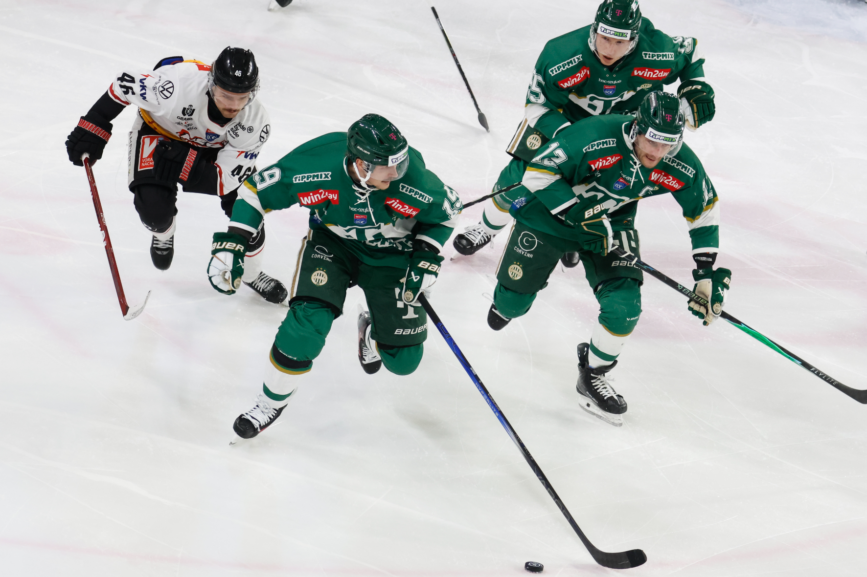 Im Startdrittel fuhren die Ungarn den Pioneers, wie hier Oskar Maier, um die Ohren.  /Fradimedia