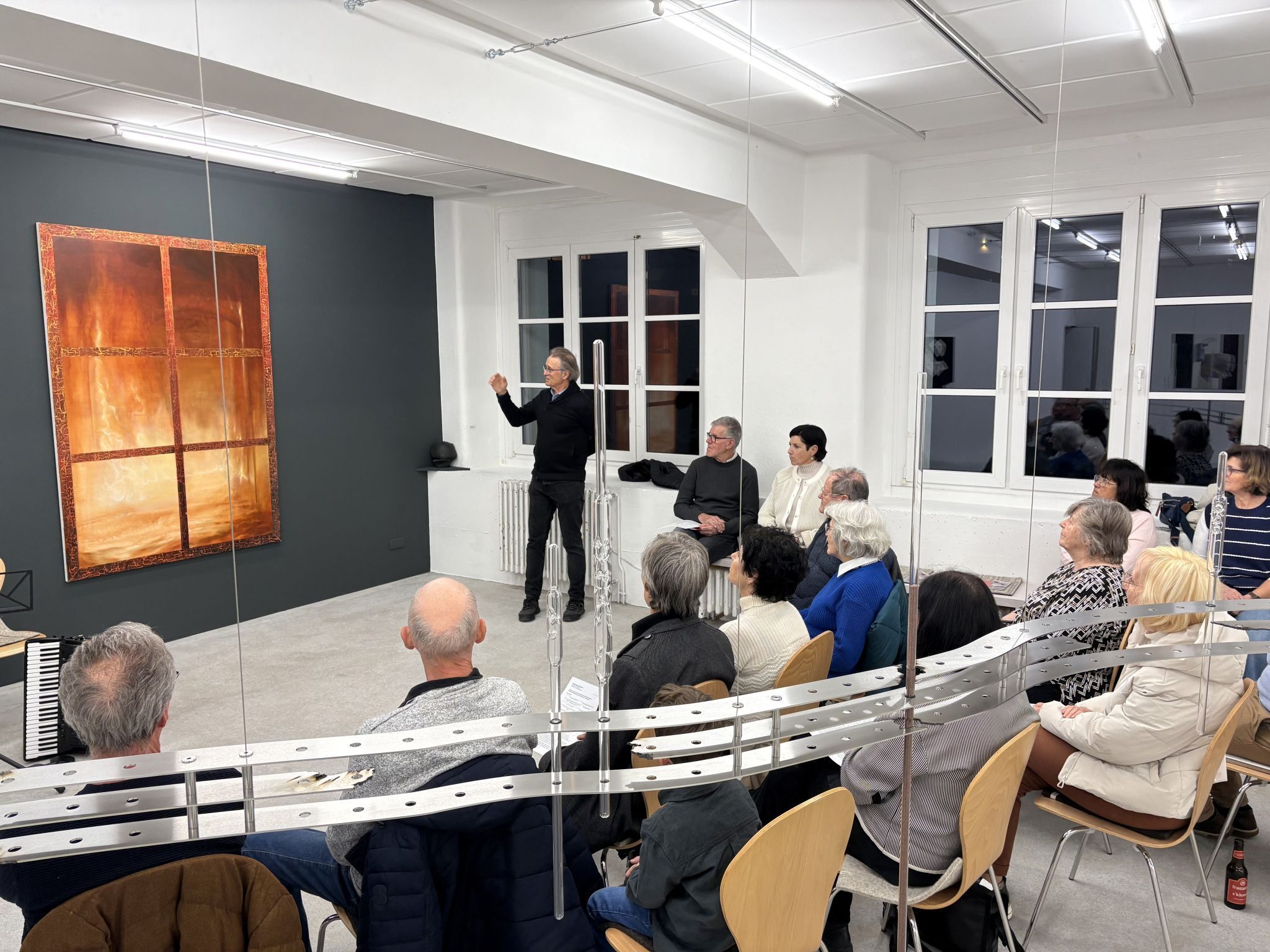 Roland Haas informierte kurz über die laufende Ausstellung und begrüßte den Künstler Ghenadie Rotari.