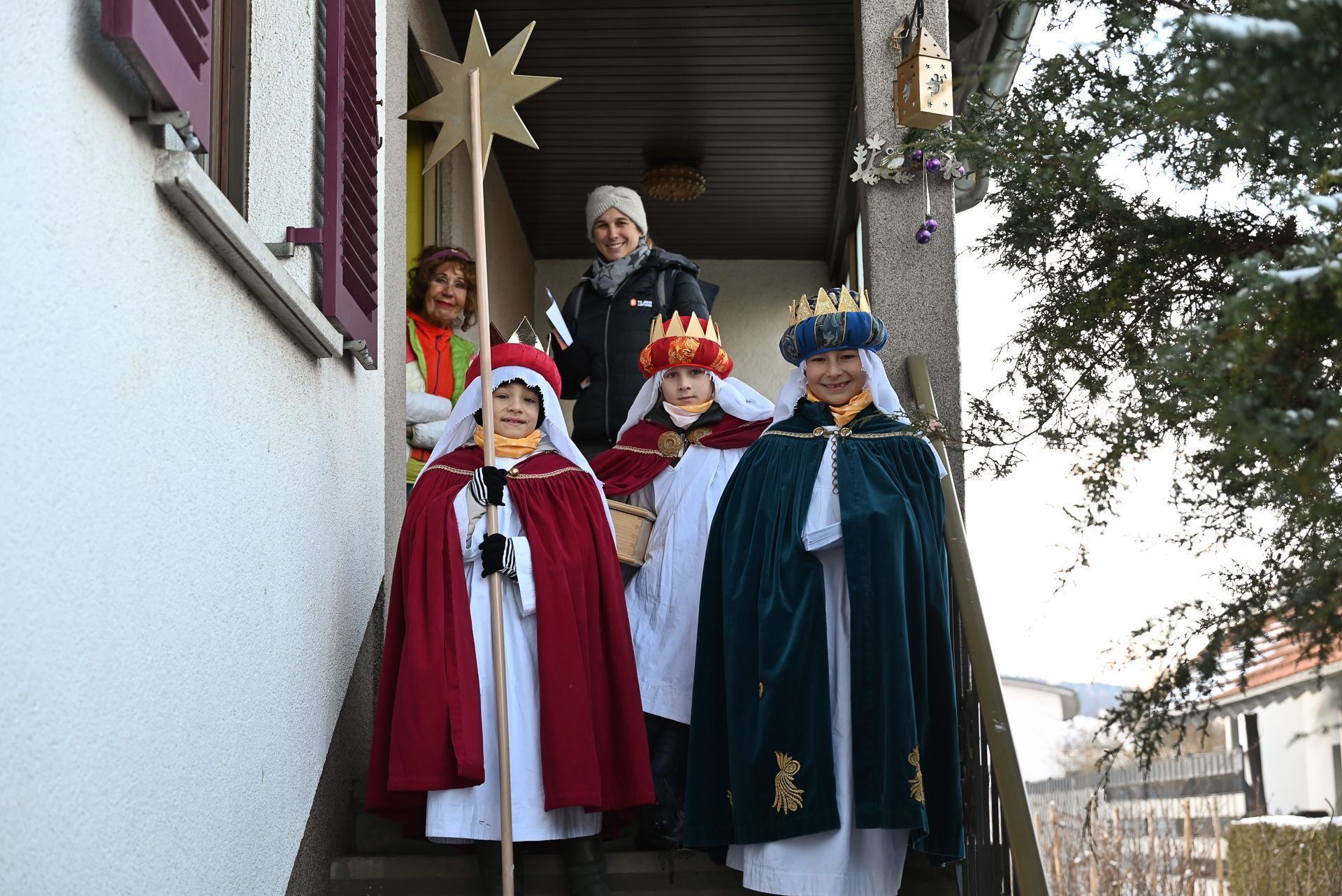 Die drei Sternsinger zauberten den Menschen ein Lächeln ins Gesicht.