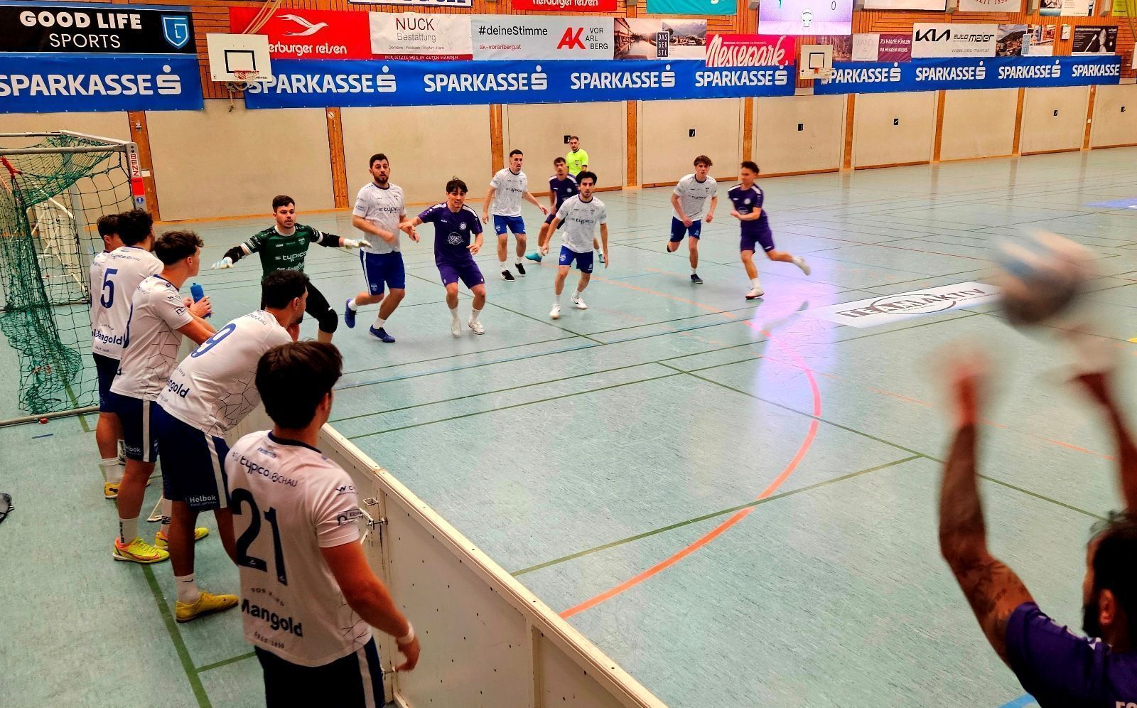 Die aufmerksame Verteidigung samt Ersatzspielern des SV typico Lochau.