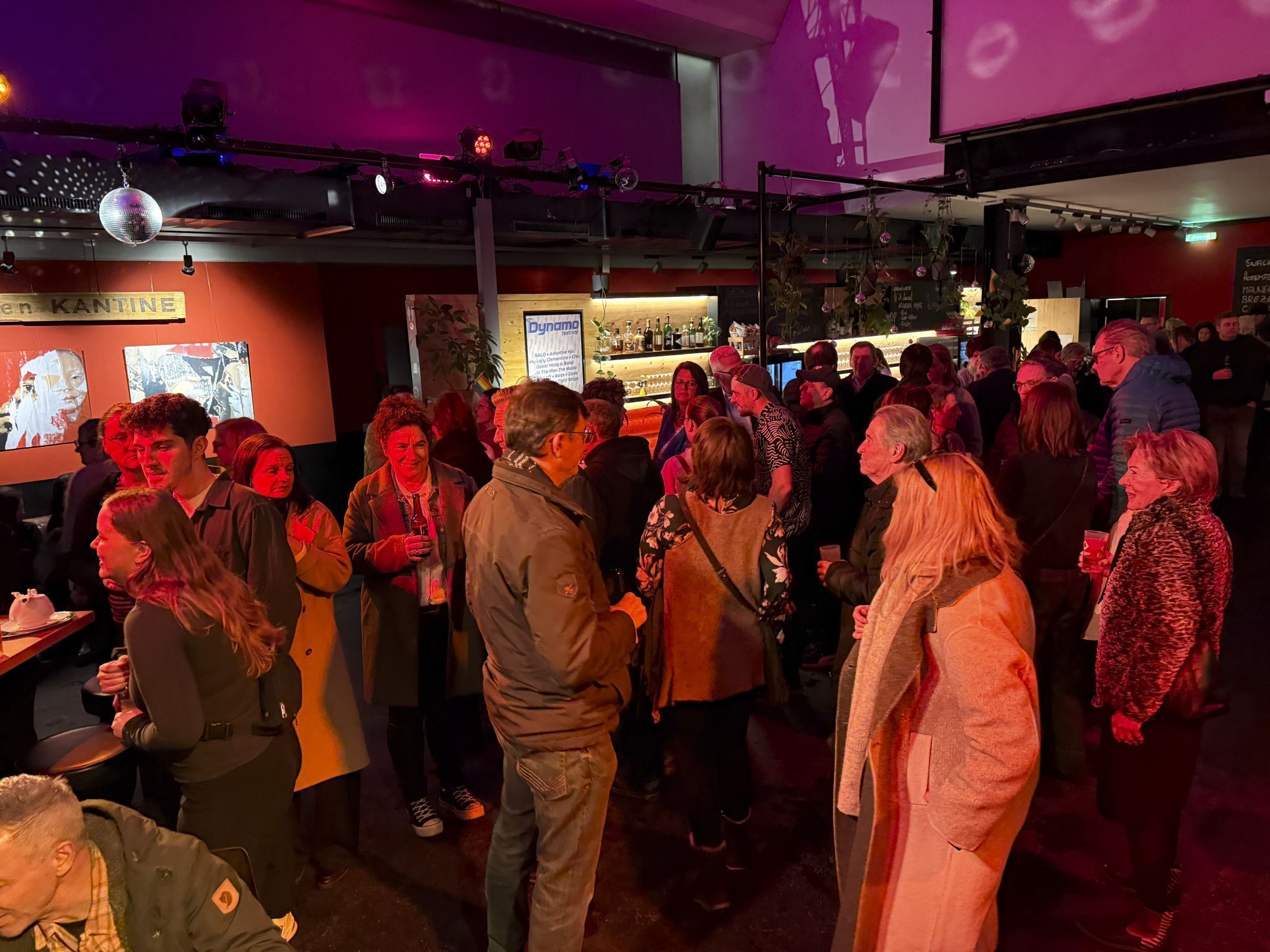 Das Verweilen an der Bar vor dem Konzert ist ein Muß