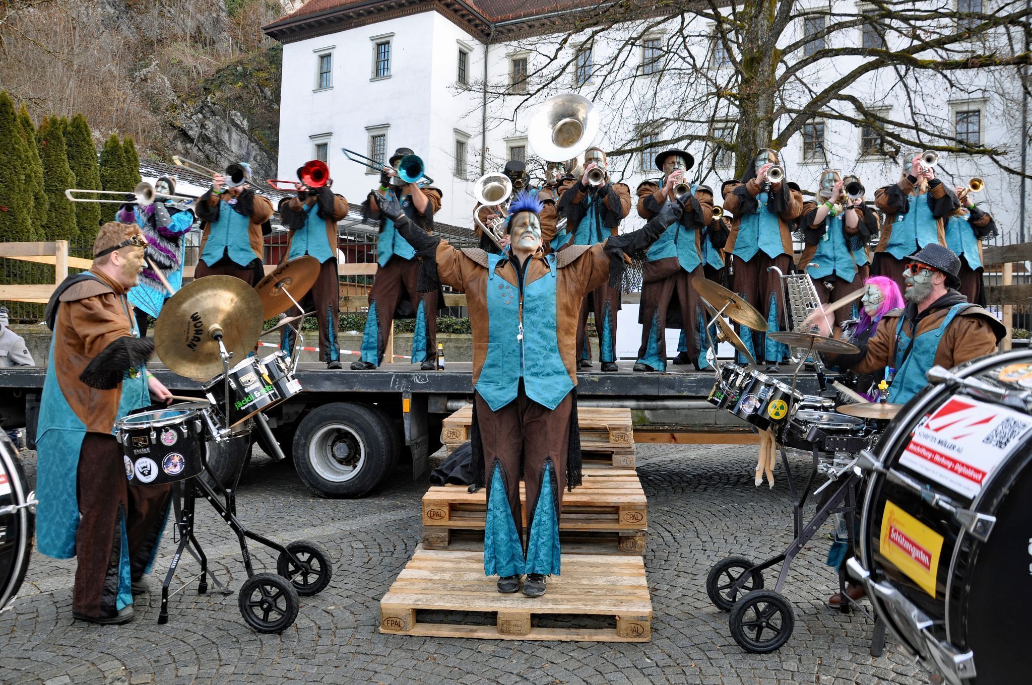 Die Guggen brachten mit ihren Auftritten den Schlossplatz zum Beben.