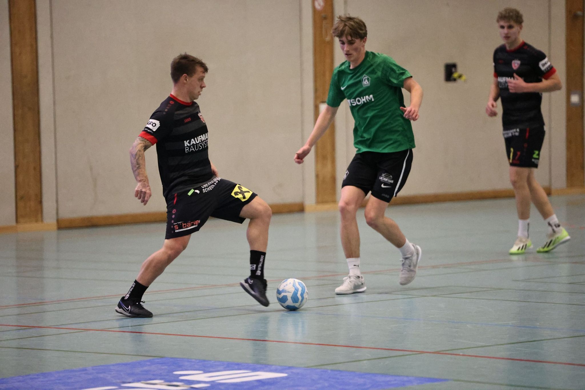 Alberschwende Tobias Bitschnau (r.) gegen Bizaus Simon Thurner.KNOBEL