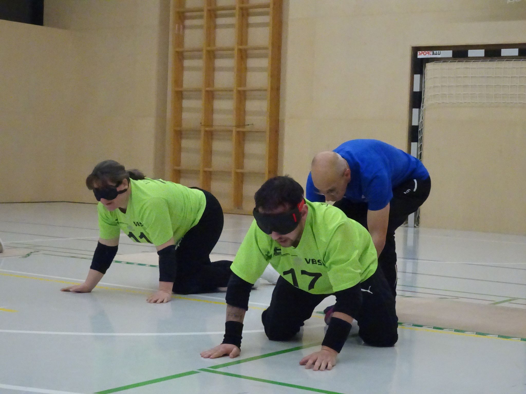 Im Torball sind die Spieler ganz auf das Gehör angewiesen.