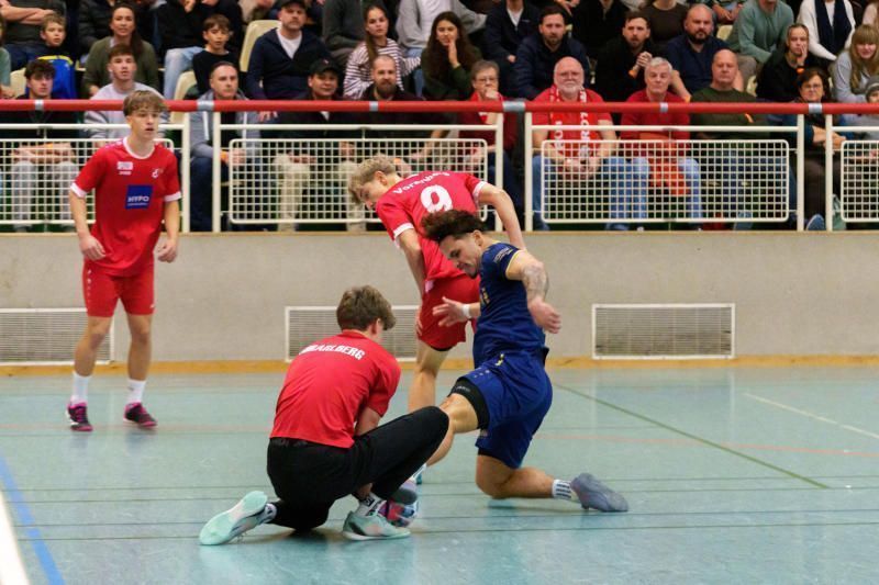 Hohenems Spieler Carlos Berlinger scheitert an Finn Wirth.