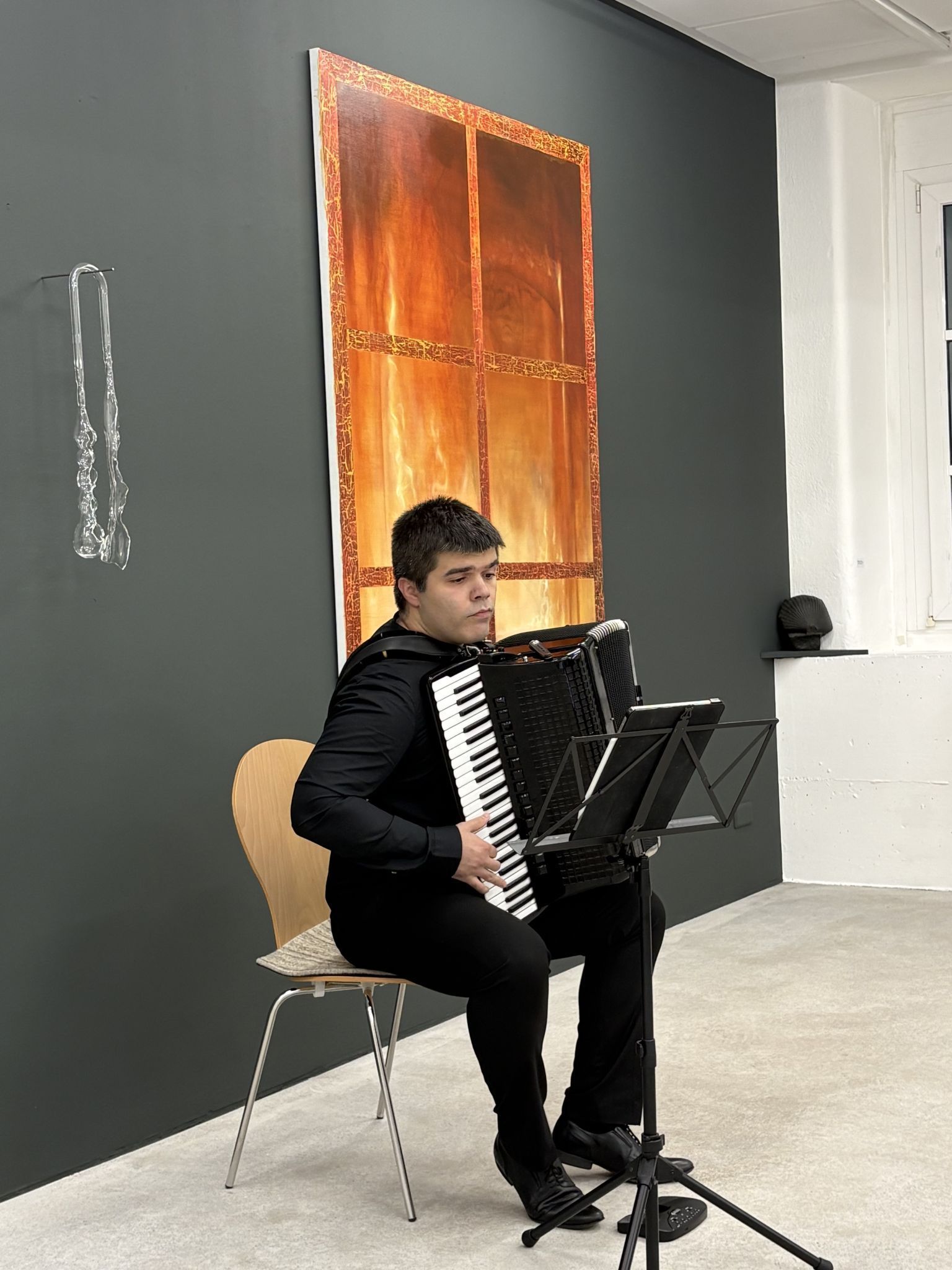 Akkordeonisten Ghenadie Rotari musizierte im Kunstforum Montafon.