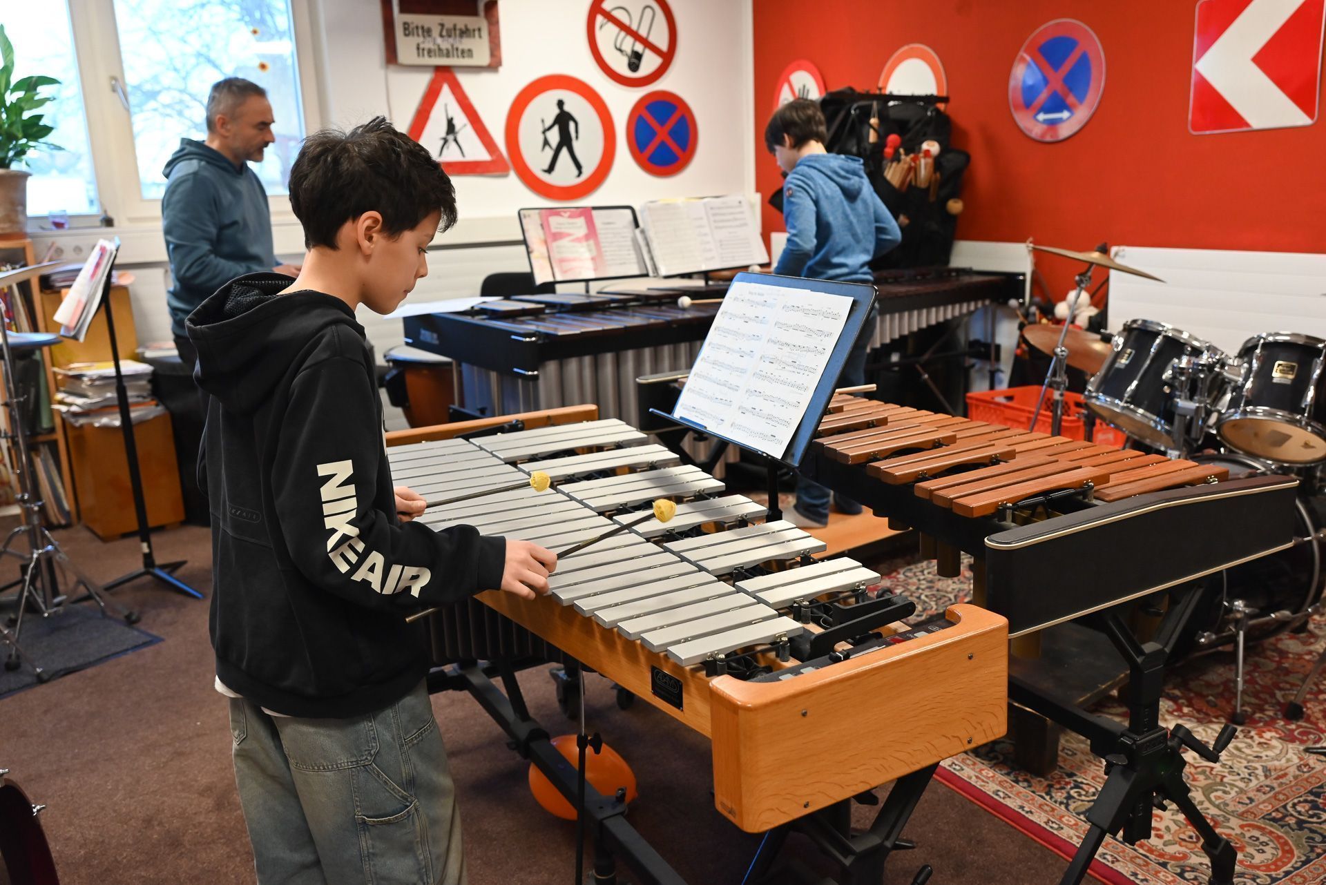 Zusammen spielen sie auf der Marimba und dem Vibraphone.
