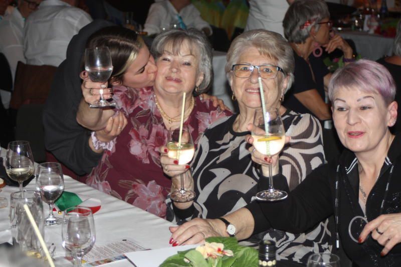 Familie Brigitte Murer mit Schwester, Tochter Carmen und Kuss von Enkel Selina. 