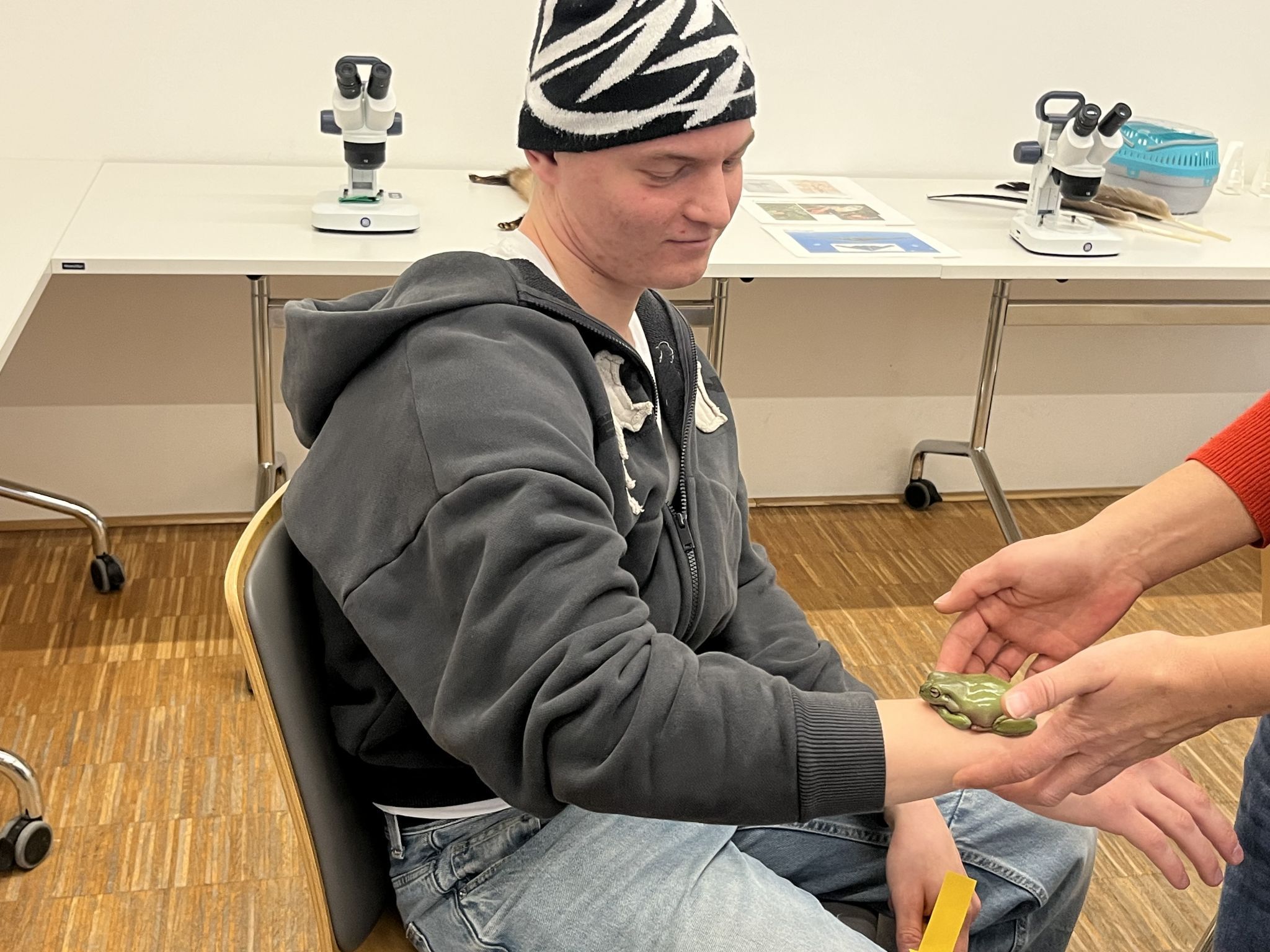 Zivi Justin ließ sich den Frosch auch auf die Hand setzen. 