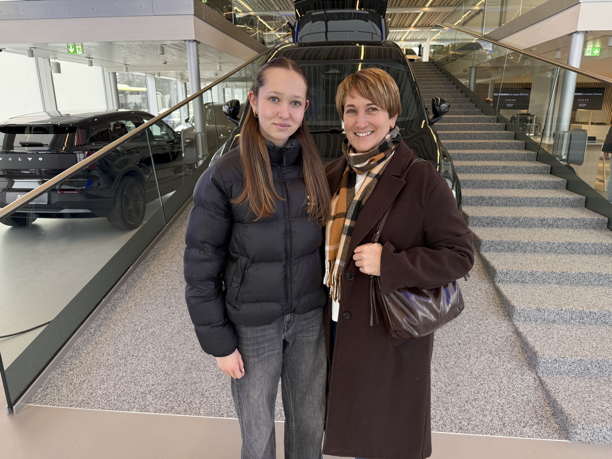 Selina und Susanne Geser bei der Besichtigung
