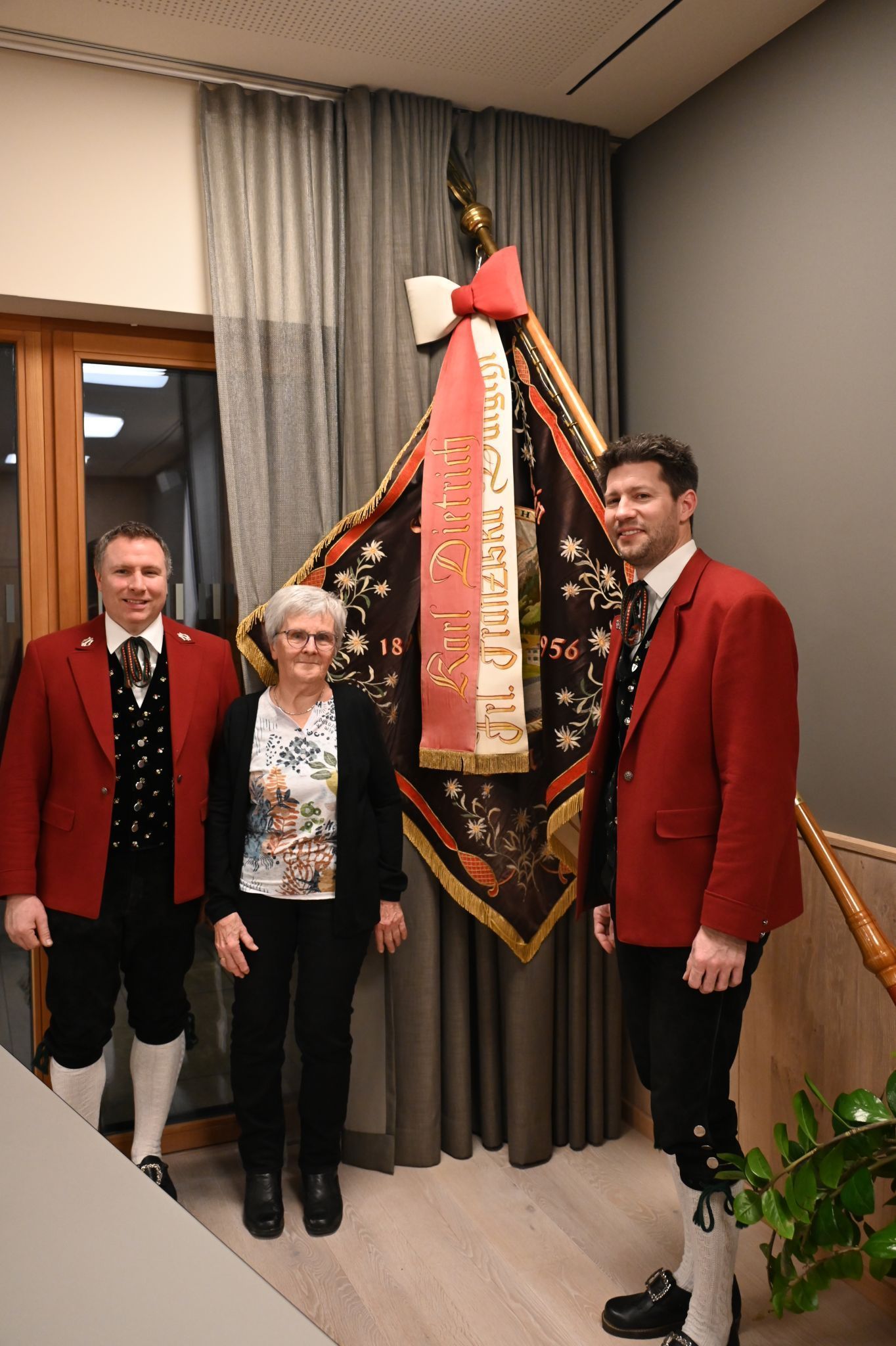 Fähnrich Stefan Burtscher, Christl Dietrich und Obmann Patrick Bertsch - 70 Jahre Vereinsfahne Musikverein Braz.