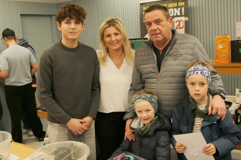 Lisandro Müller, Cindy Müller, Alexander Bernhard mit seine zwei Urenkeln Lenni und Elijah kümmern sich um den Tombolaverkauf.