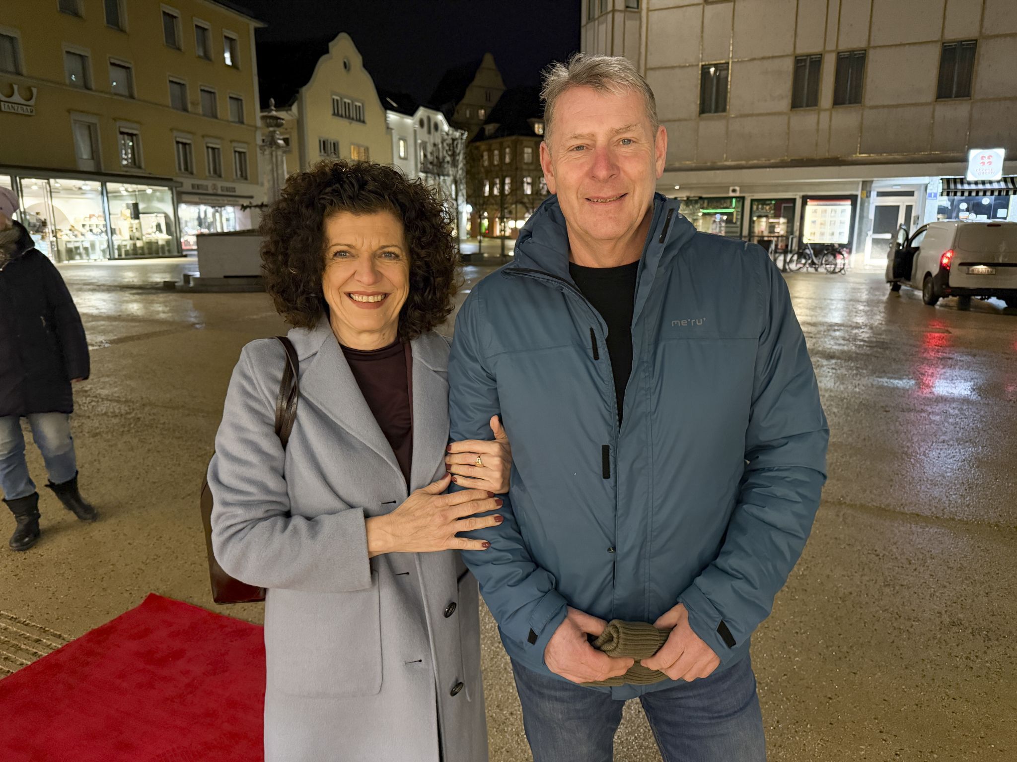 Katharina Daly und Reinhard Maurer lautschen Hallers Worten