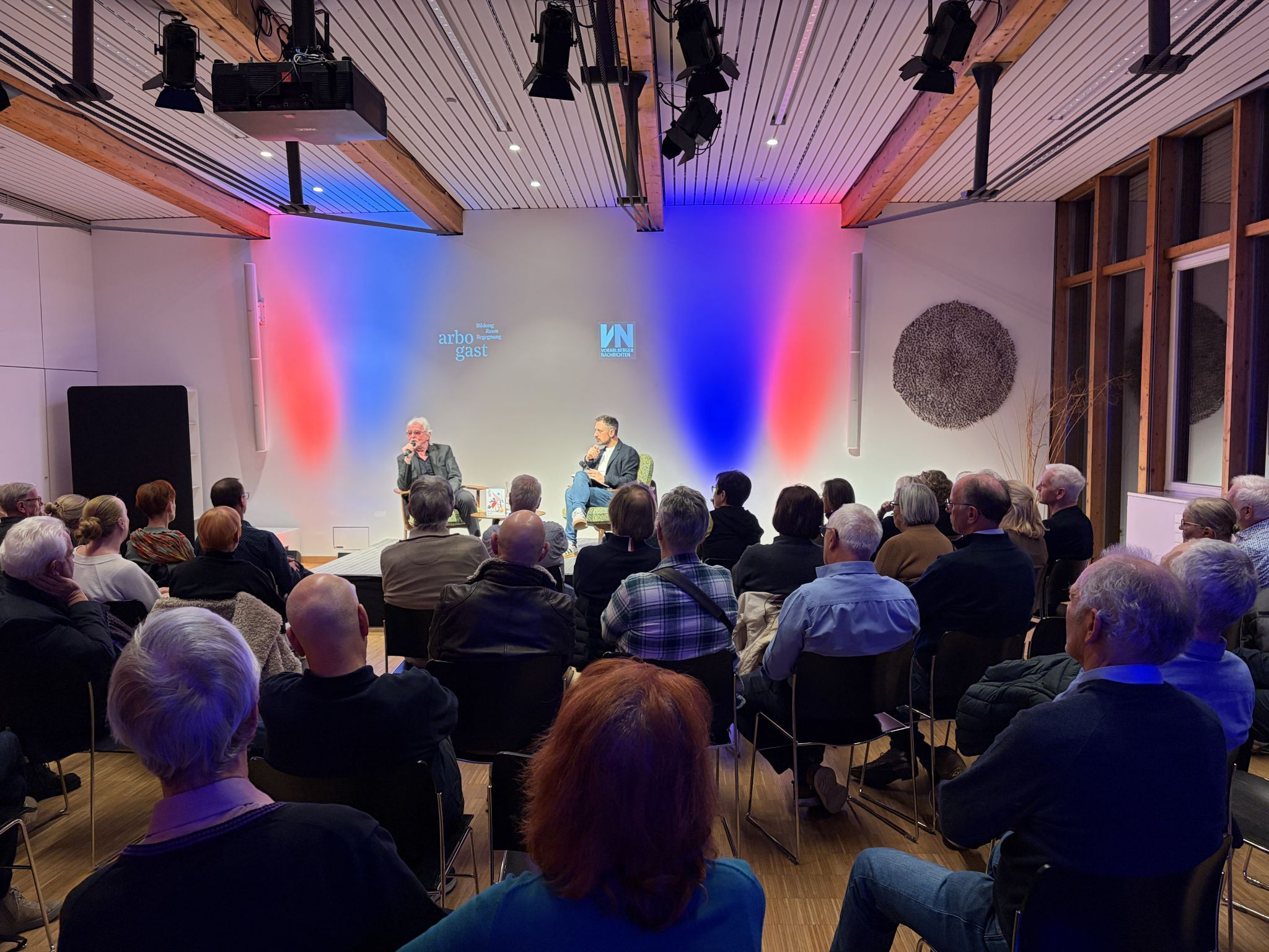 Volles Haus beim VN-Kommentatorengespräch mit Reinhold Bilgeri..