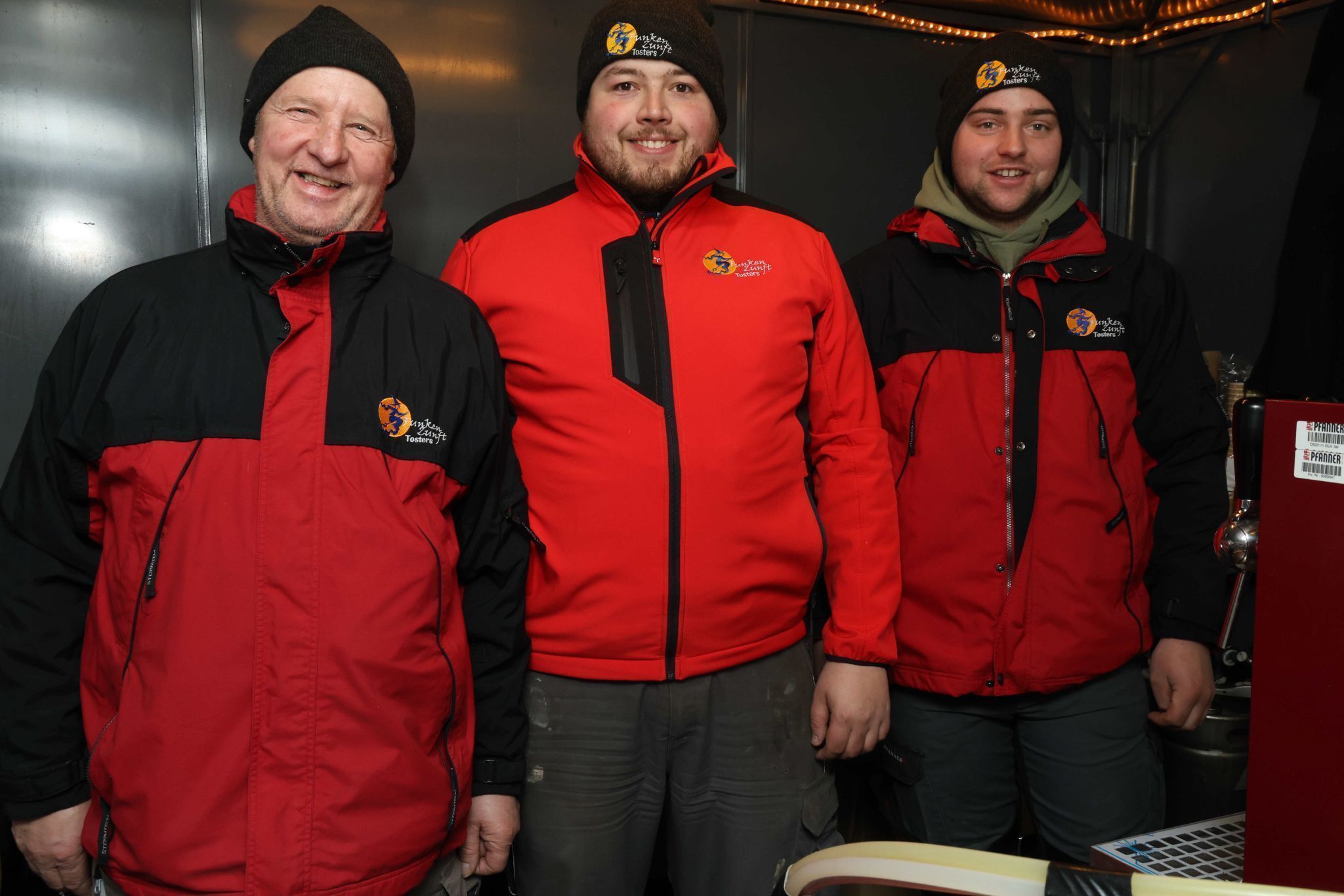 Am Getränkeausschank: Lorenz Heim, Thomas Klien und Daniel Bitsche.