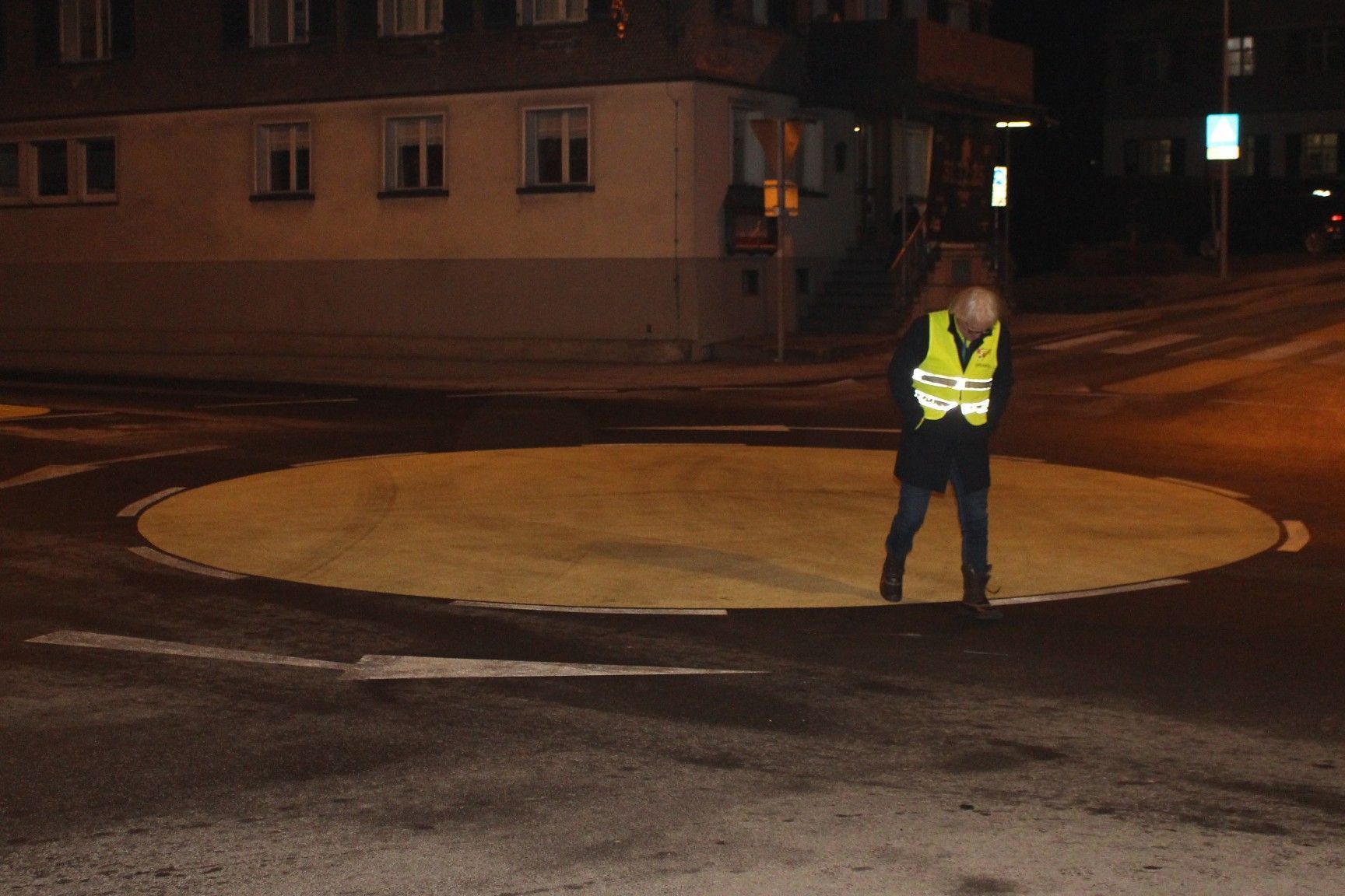 Das war’s dann wohl endgültig: Paul Sutterlüty hat für den Kreisverkehr-Walzer noch einmal den Verkehr geregelt und verließ als Letzter das einzigartige „Tanzparkett“.