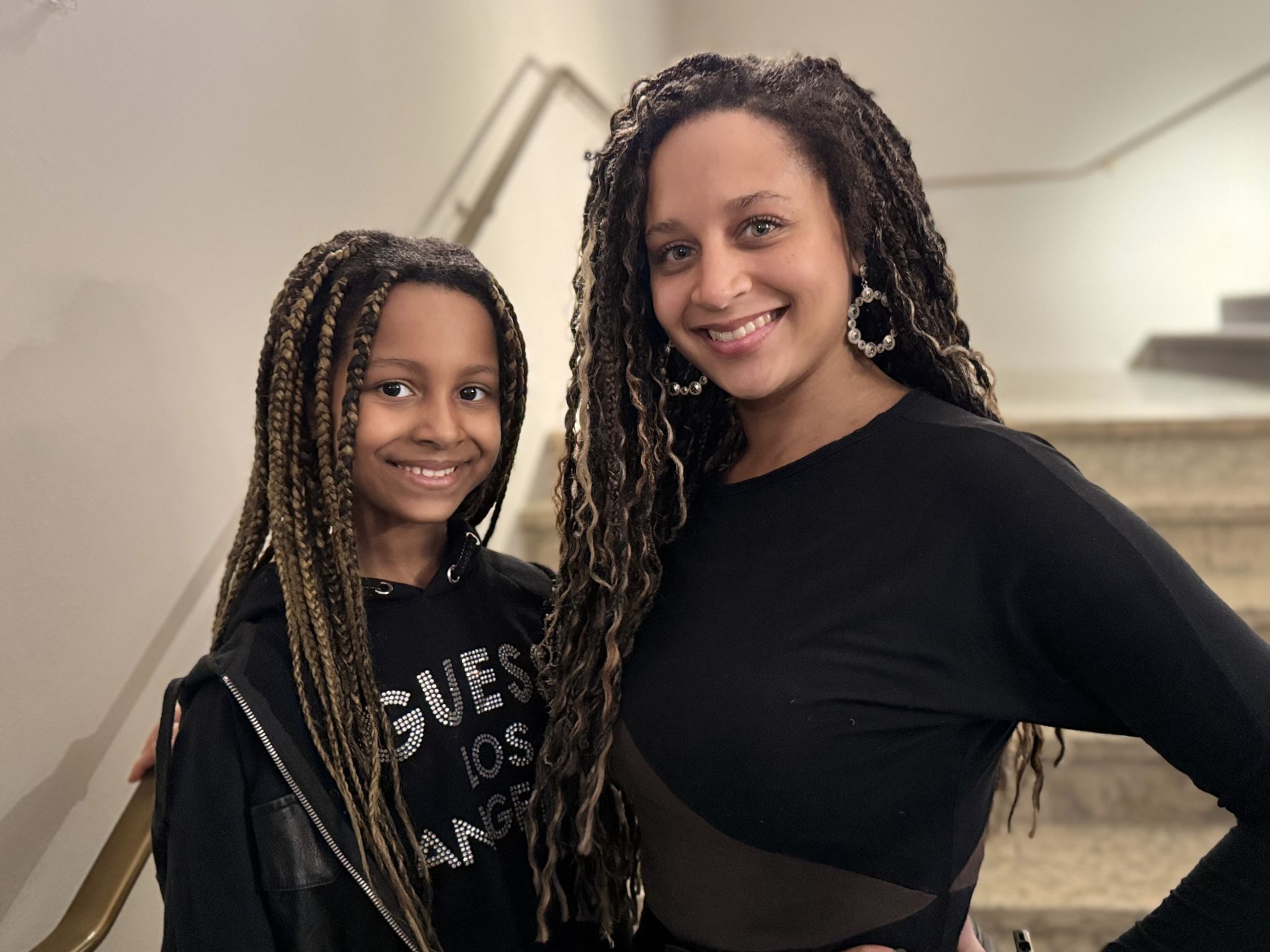 Im Publikum: Sängerin und Schauspielerin Vanessa Weiskopf (Lionessa Soul) mit Daphne (li.)