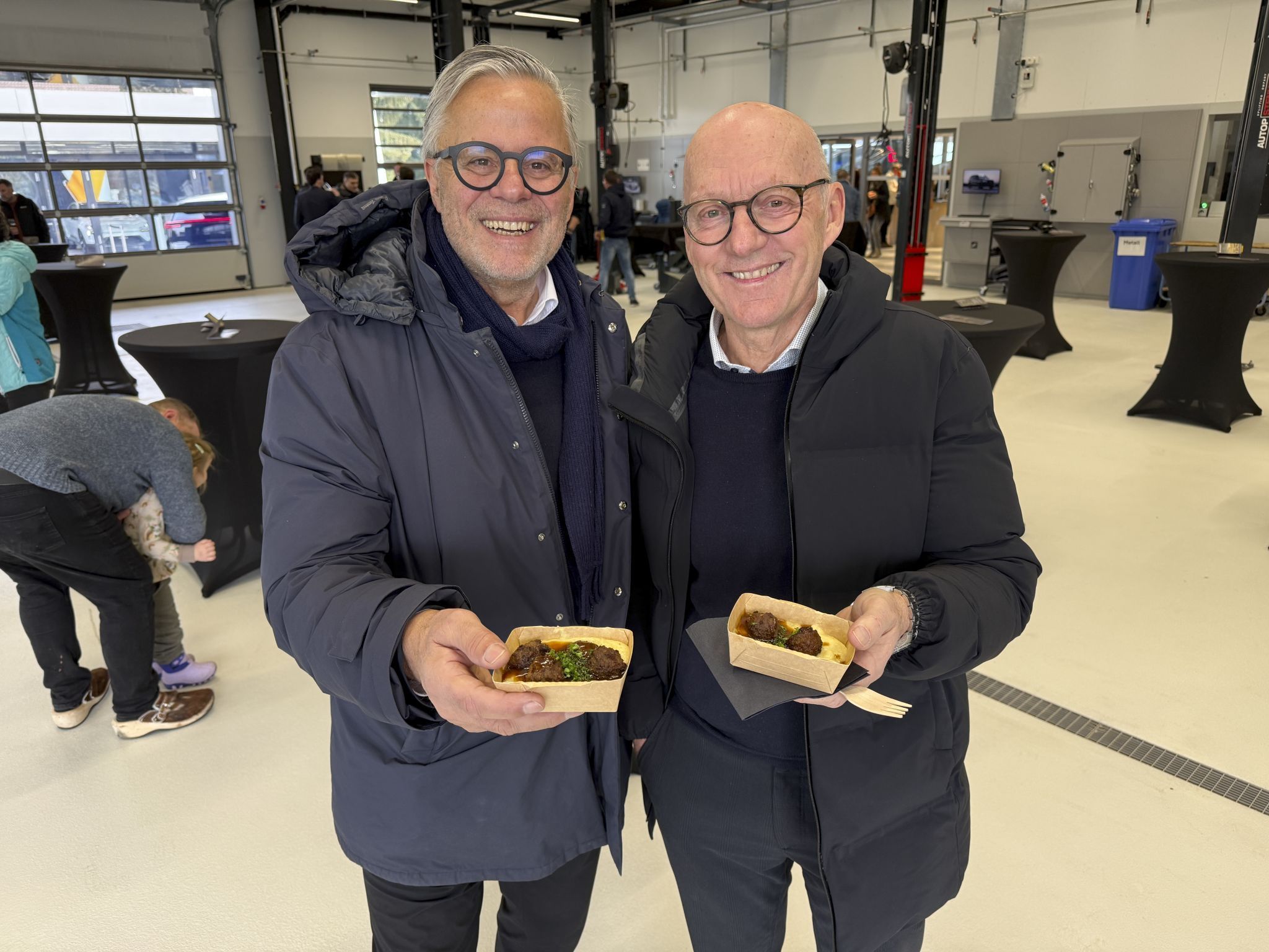 Roland Frühstück und Titus Spiegel beim Probieren